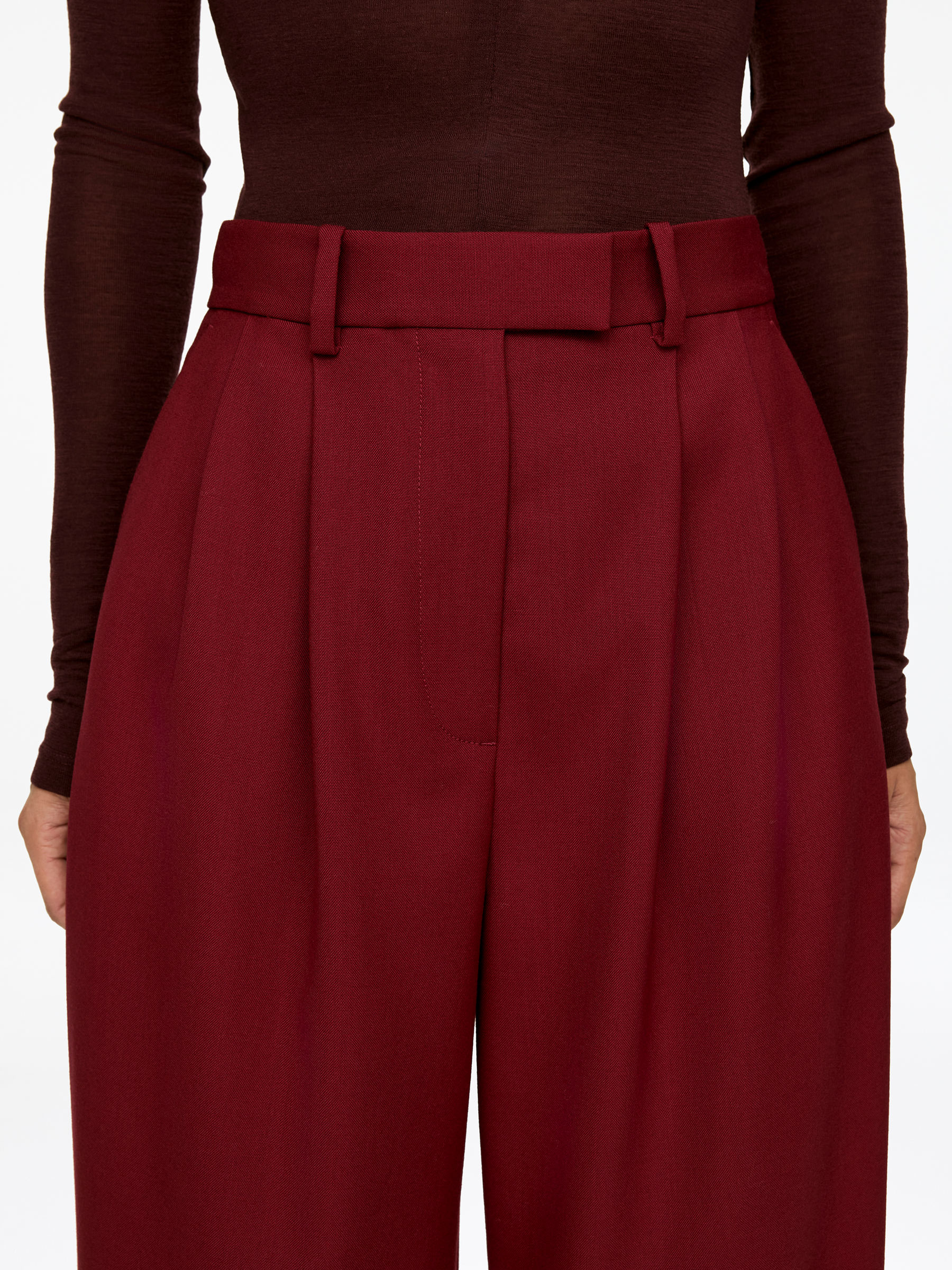 Pantalon plissé en laine - Rouge foncé - Relaxed fit - Femme - StillMedia/Lookbook - 7