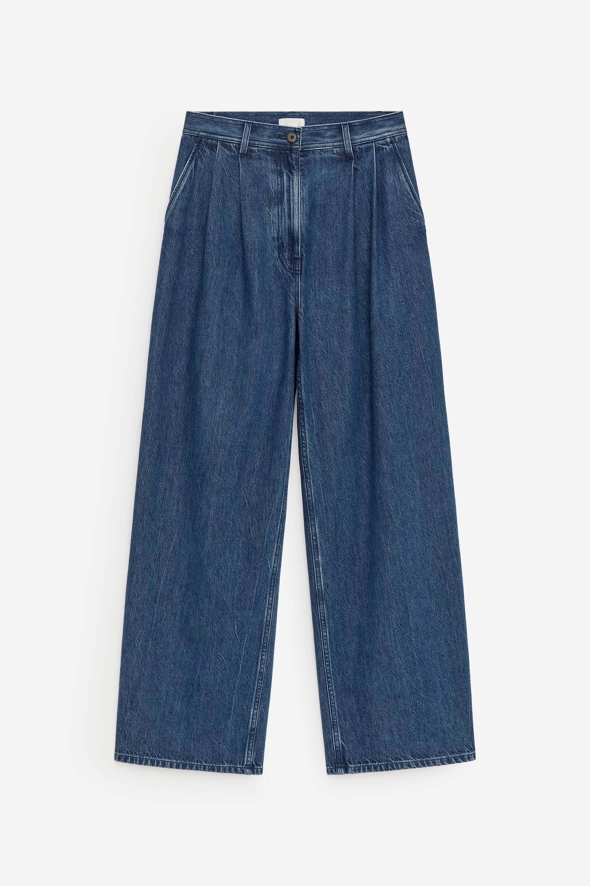 Agrandir l'image: DEVANT : Un pantalon large en denim bleu moyen délavé est à plat, avec une fermeture à bouton et fermeture éclair, deux plis de chaque côté de la taille avant, et des poches latérales.