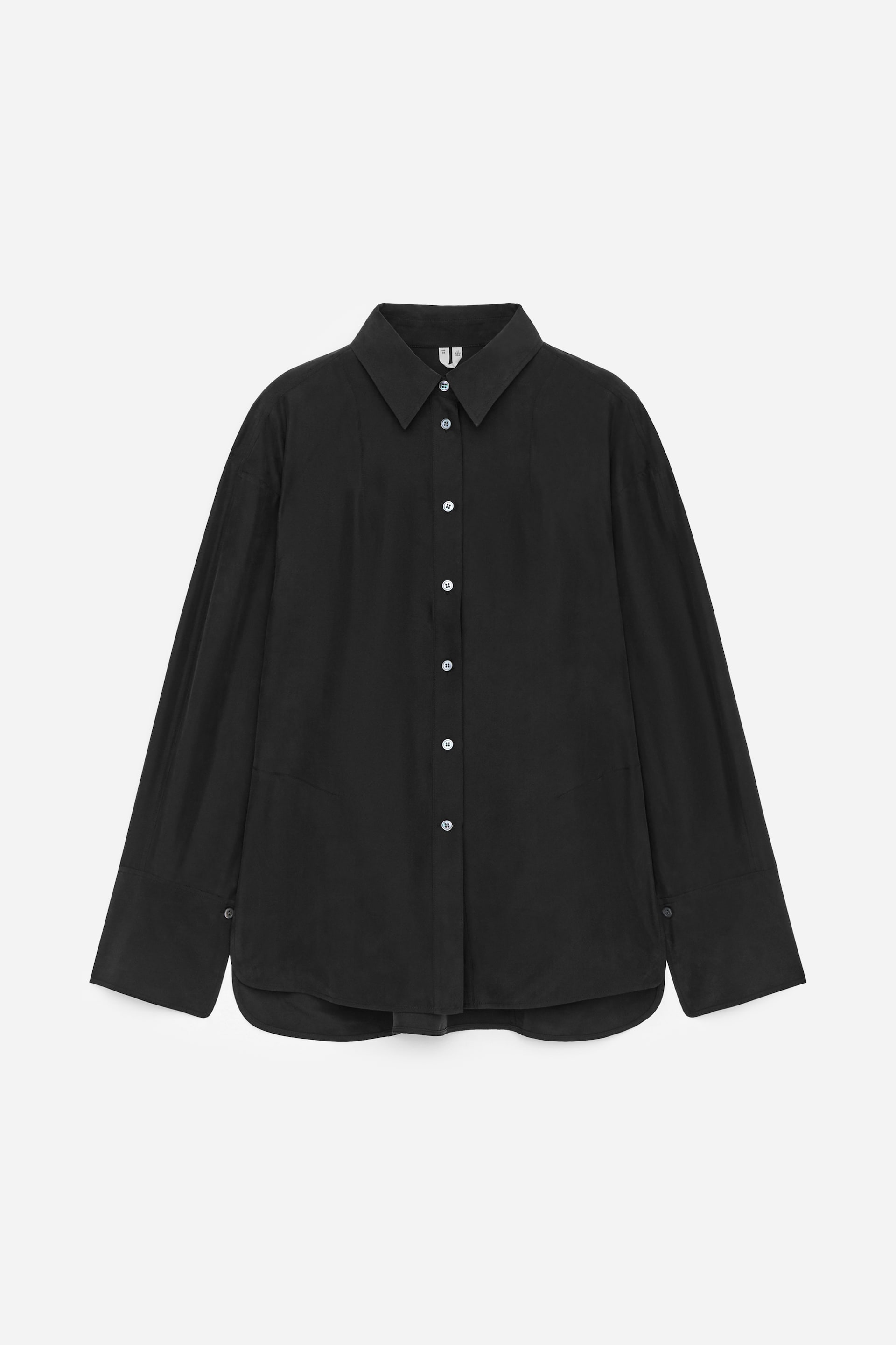 Agrandir l'image: Une chemise noire est visible de FACE, avec un col pointu et une patte de boutonnage complète ornée de boutons blancs. Les manches longues se terminent par des poignets larges à bouton unique, et un ourlet incurvé façonne le bord inférieur.
