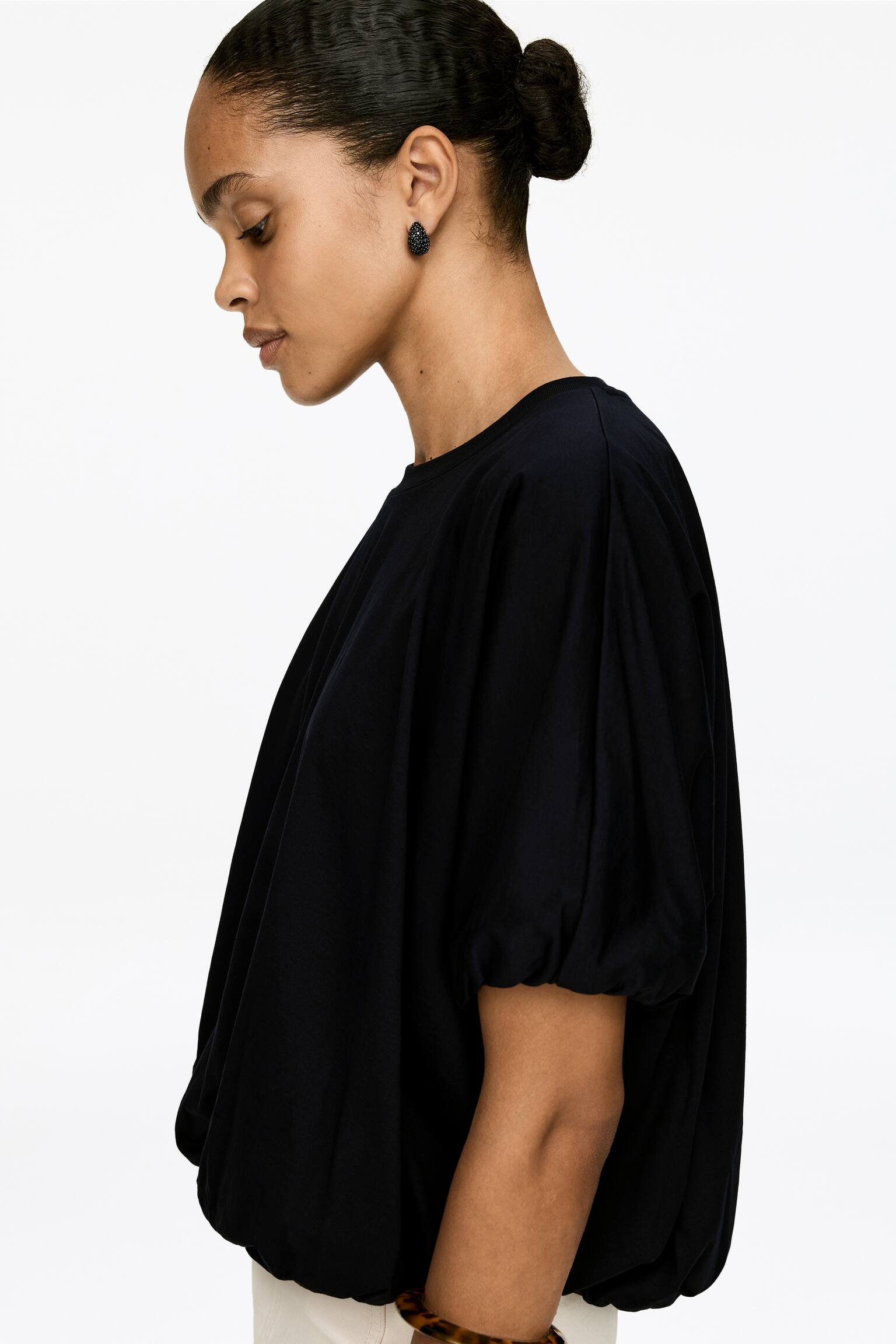 T-shirt med ballonkant - Sort - 6