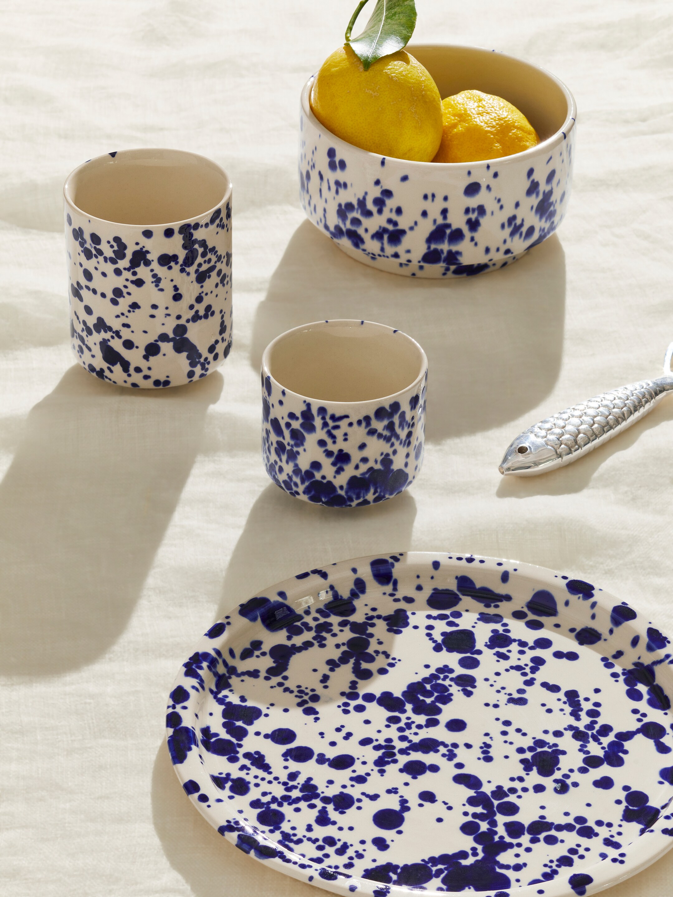 Größeres Bild anzeigen: Steinguttassen im 2er-Set - Blaue Punkte - Home All | H&M AT 3