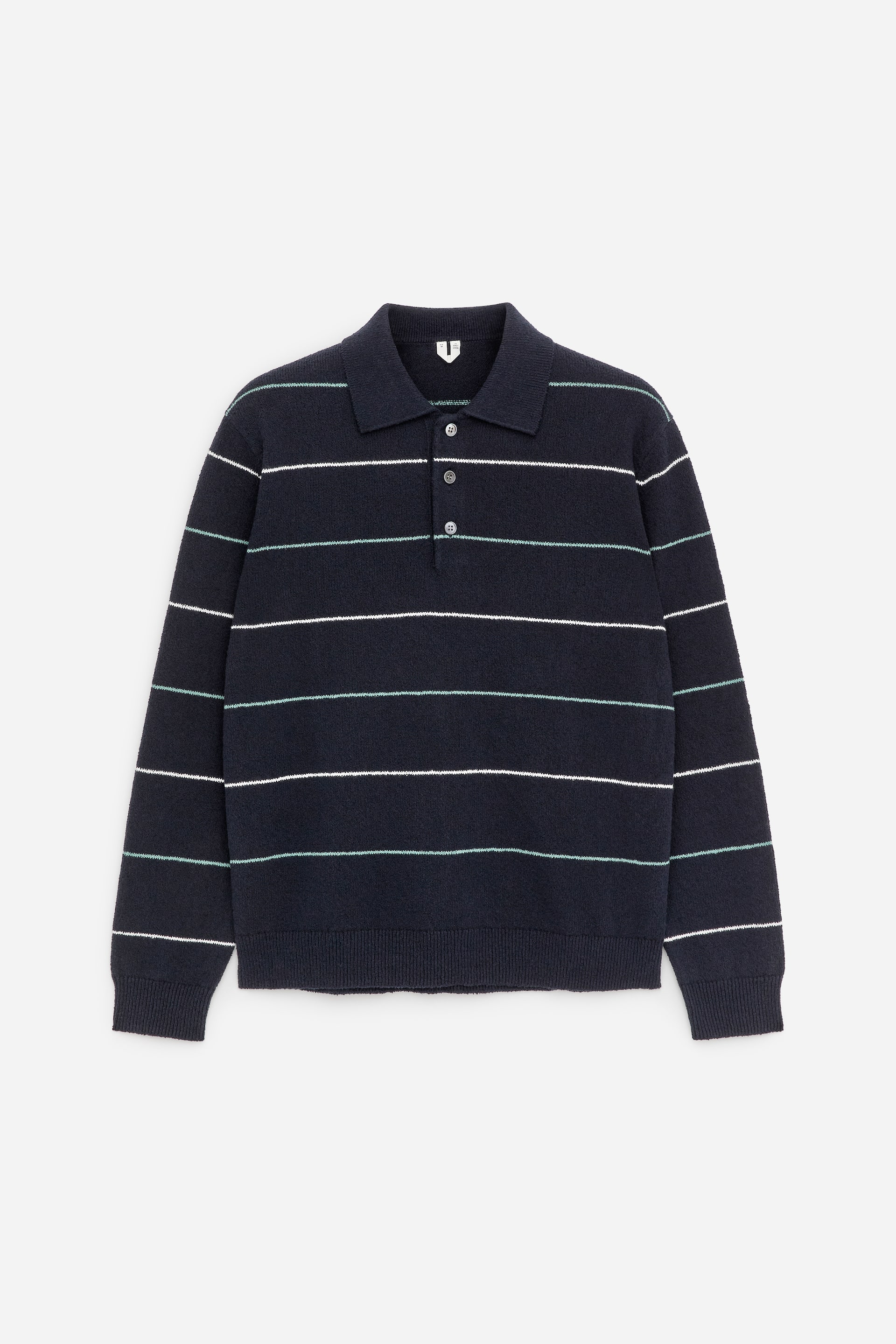 Ver imagen más grande: Un jersey tipo polo de punto azul marino oscuro se presenta de frente (FRONT), con rayas horizontales finas alternadas en blanco y verde claro. Está diseñado con un cuello con puntas y una tapeta de tres botones con pequeños botones de color gris claro, mientras que las mangas largas terminan en puños acanalados y el bajo también es acanalado.