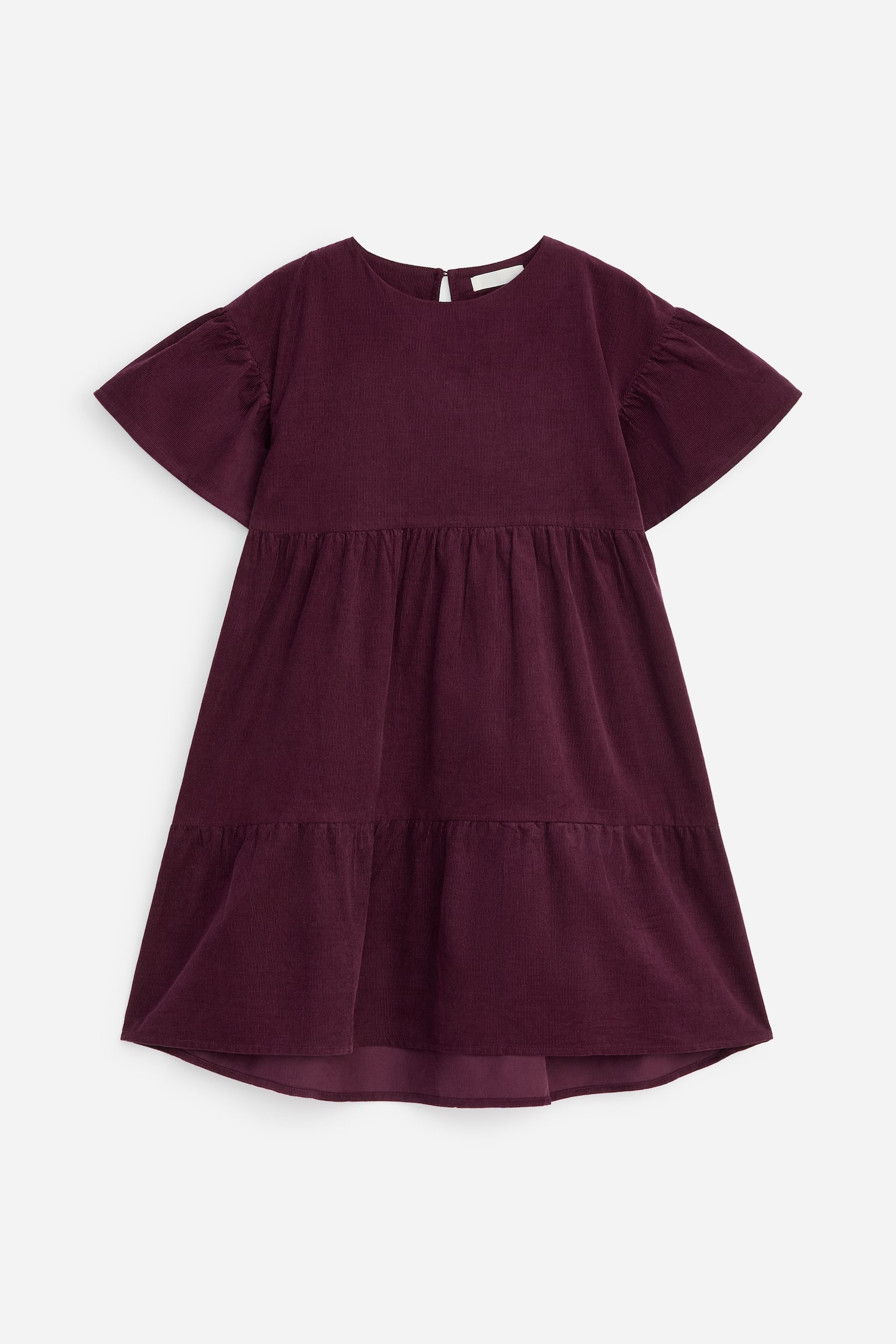 Um vestido de bombazina roxo escuro está virado para a frente, destacando um decote redondo, mangas curtas em forma de borboleta e uma saia em camadas com franzidos. Na parte de trás do pescoço, é visÃvel uma pequena abertura em gota com fecho de botão.
