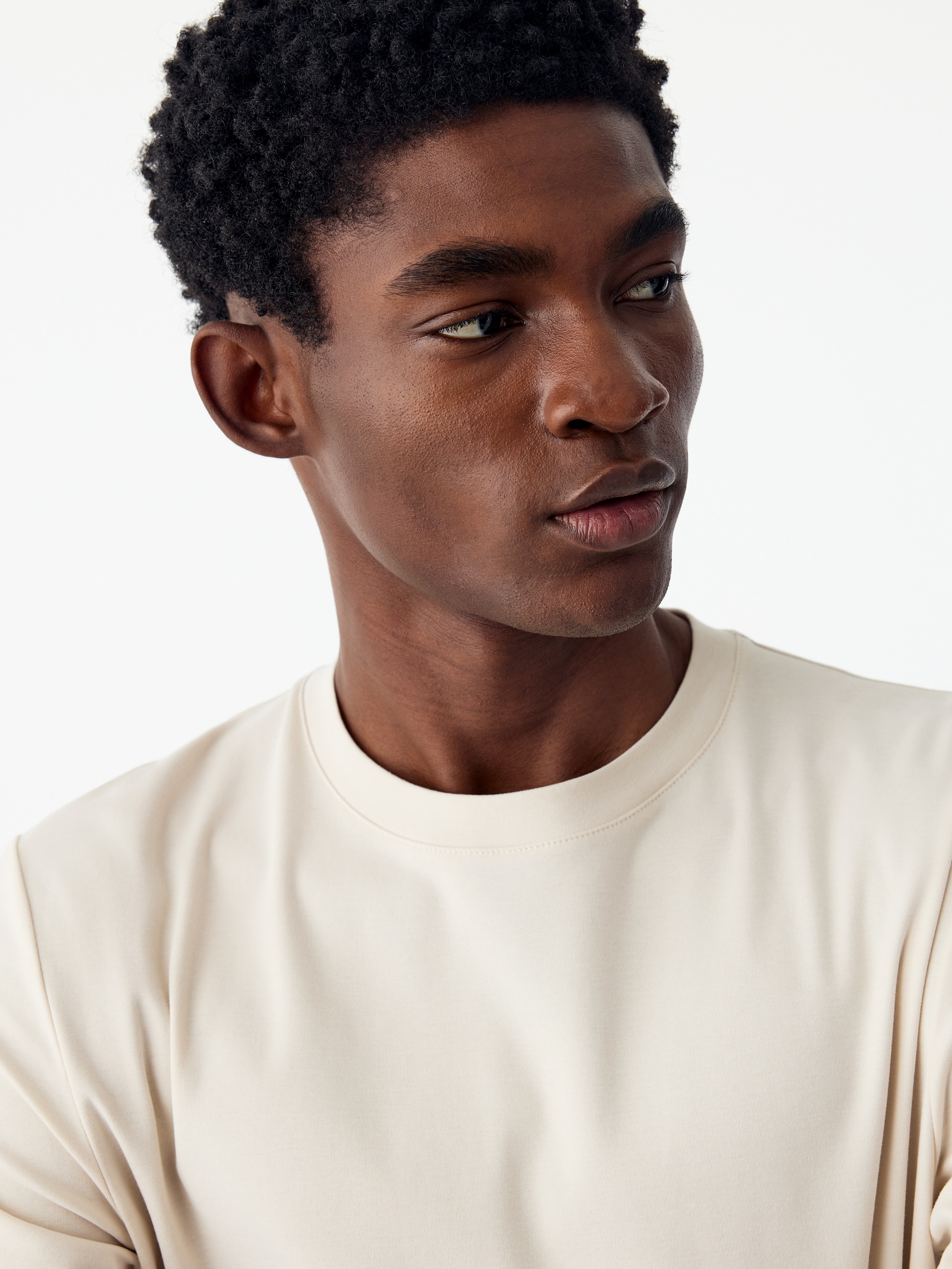 Regular Interlock T-shirt - Off White - Regular fit - men - StillMedia/Lookbook - 2