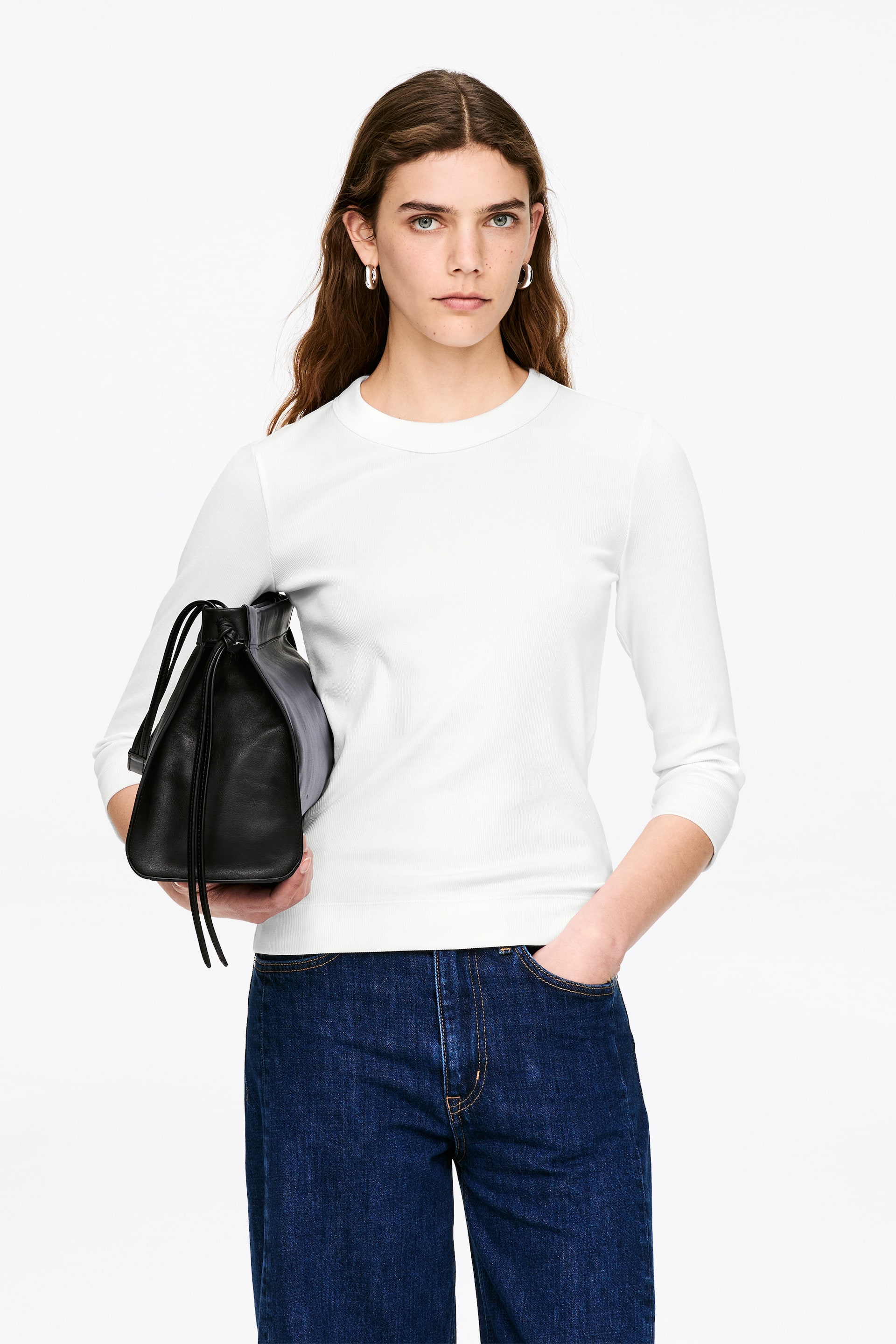 Agrandir l'image: Un haut blanc, côtelé, ajusté est présenté de face, avec un col rond et des manches trois-quarts.