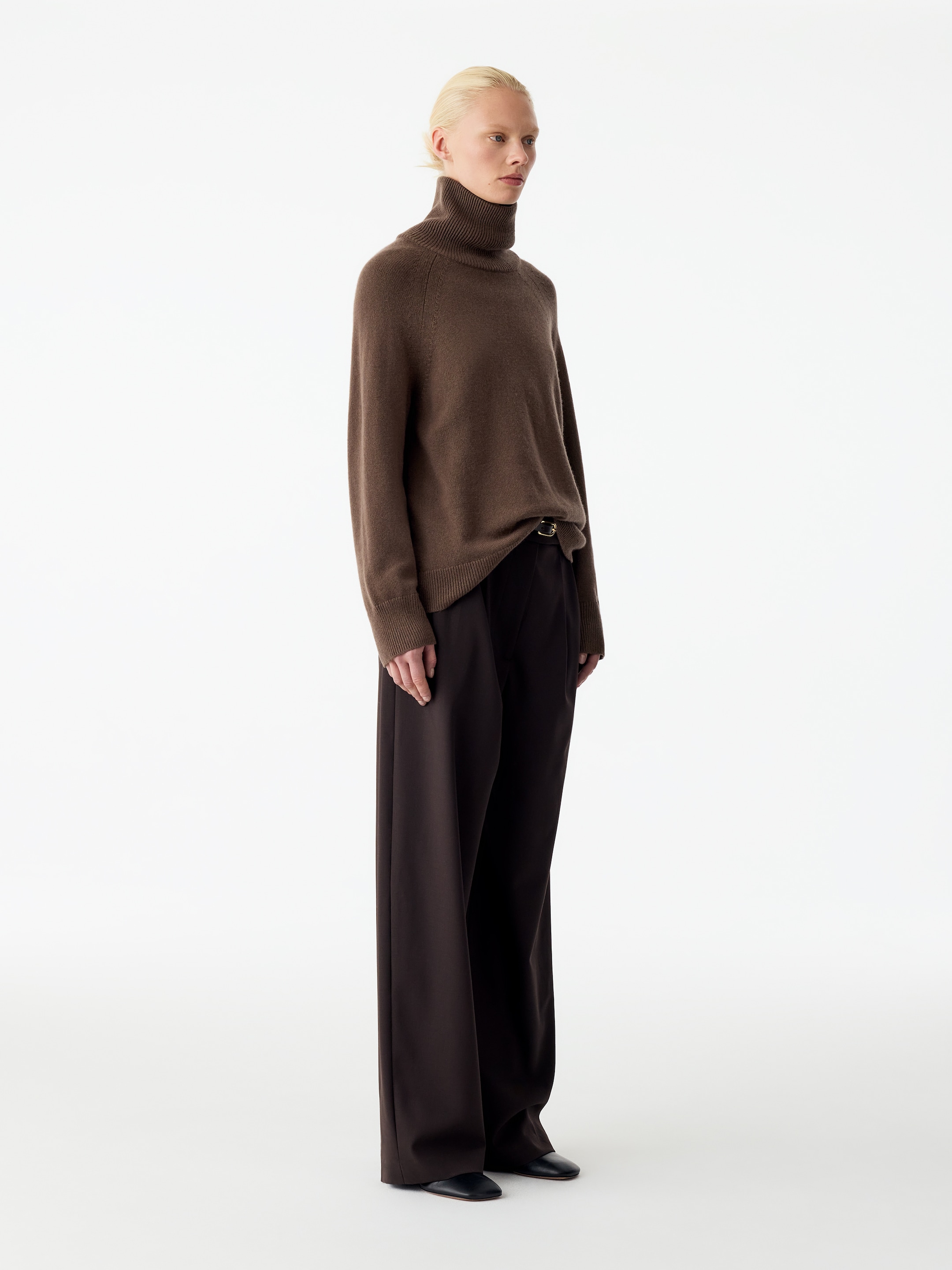 Pure Cashmere Roll-Neck Jumper - Dark Mole - Loose fit - women - StillMedia/Lookbook - 8