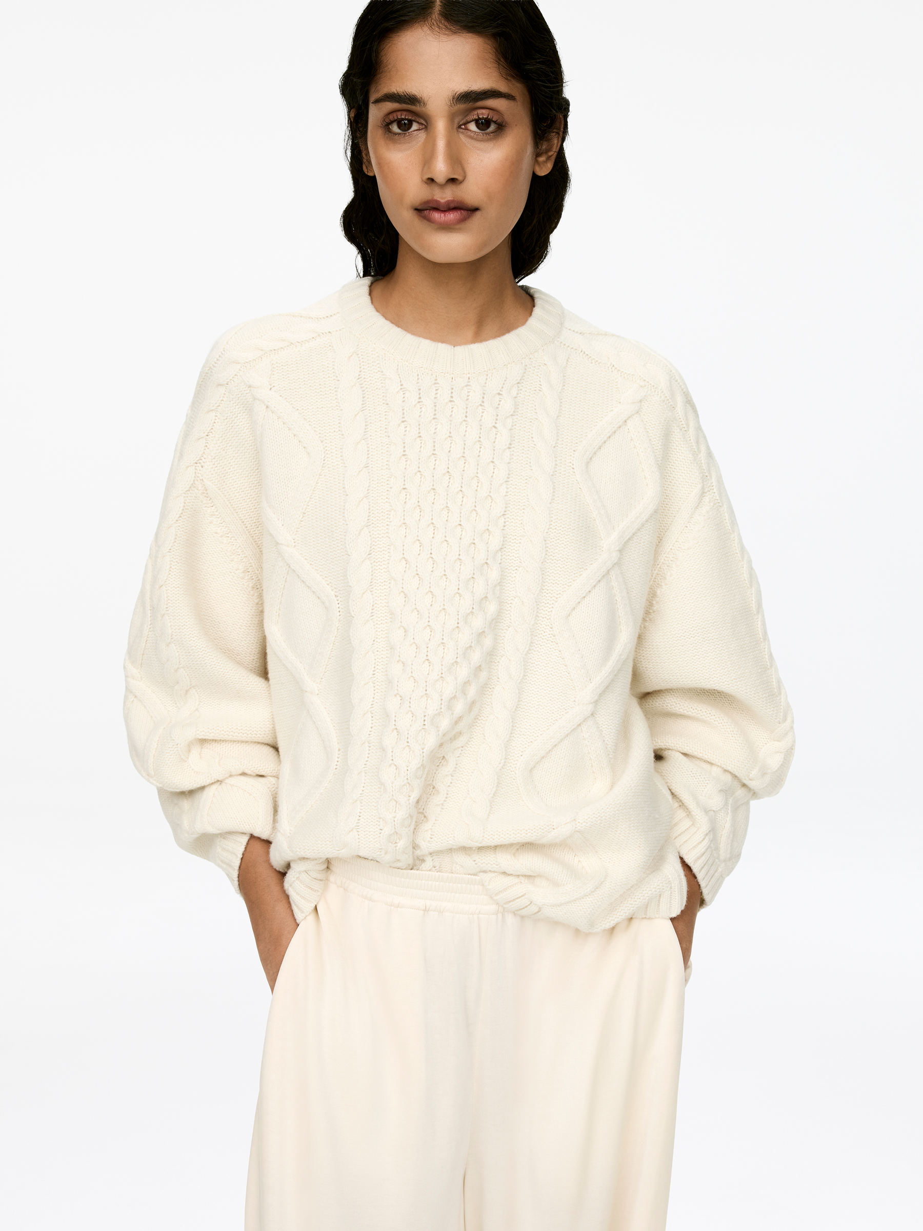 Pull en laine à mailles torsadées - Blanc cassé - Relaxed fit - Femme - StillMedia/Lookbook - 8