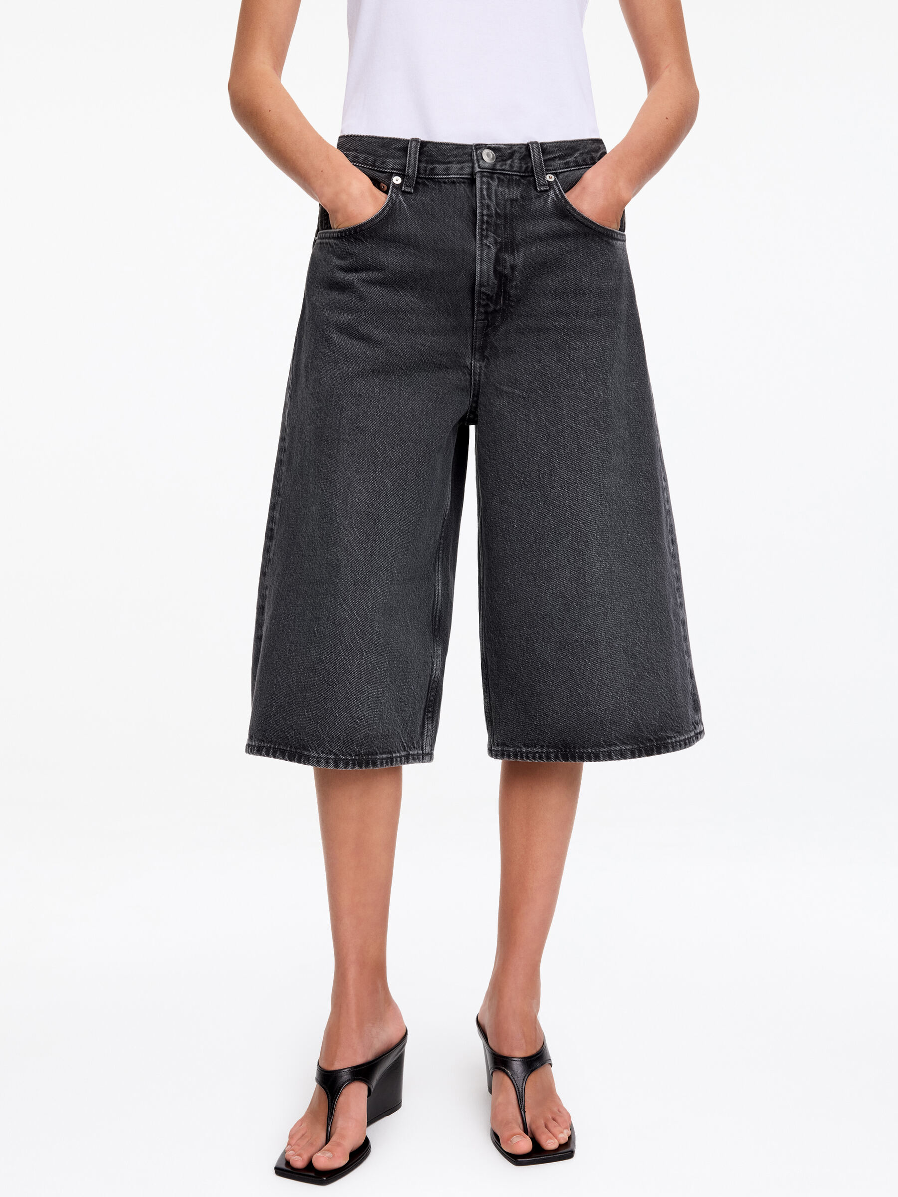 Long Denim Shorts - Black - Loose fit - Women - StillMedia/Lookbook - 3