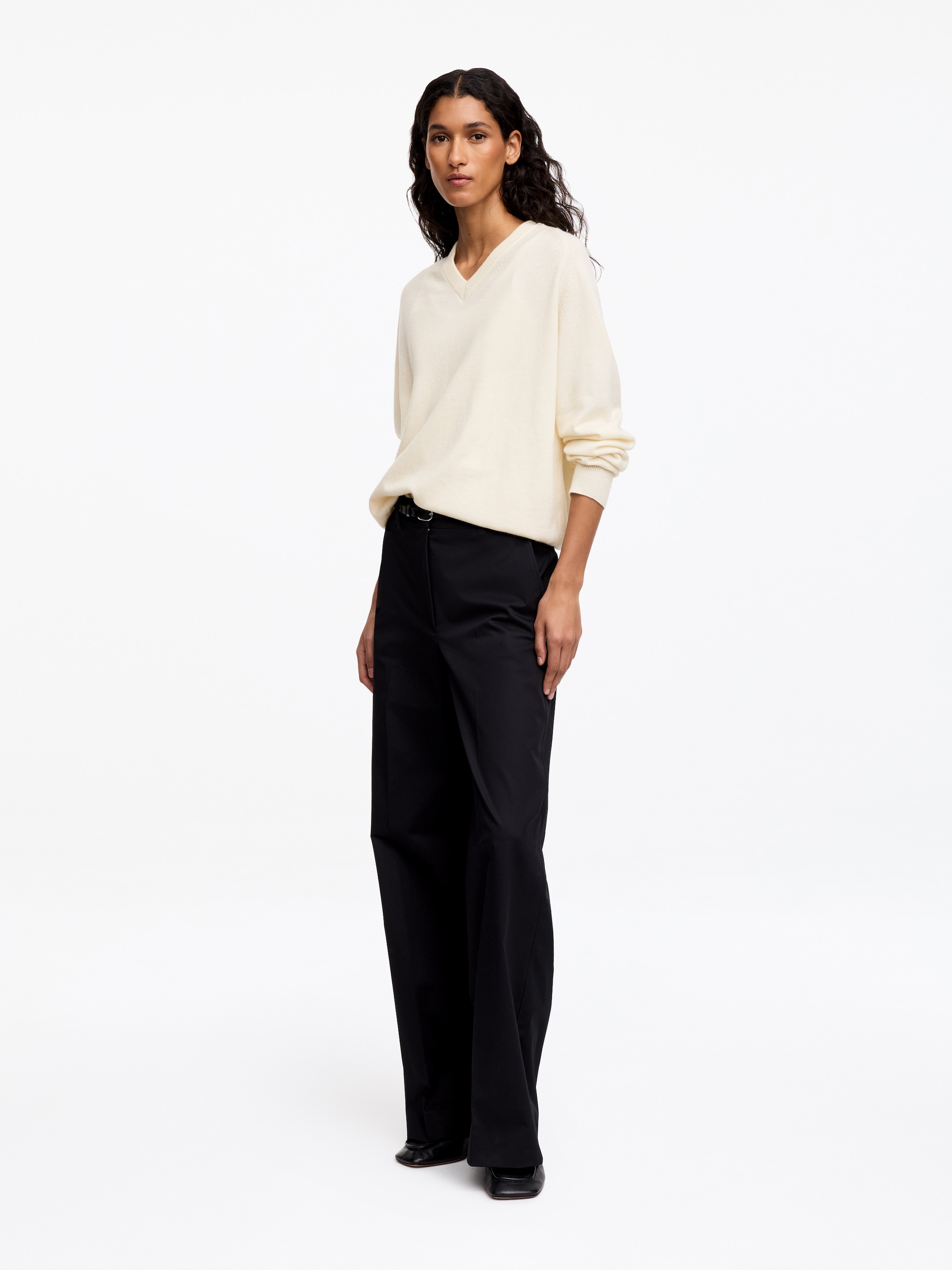 Maglione rilassato con scollo a V in cashmere - Bianco sporco - Loose fit - women - StillMedia/Lookbook - 3