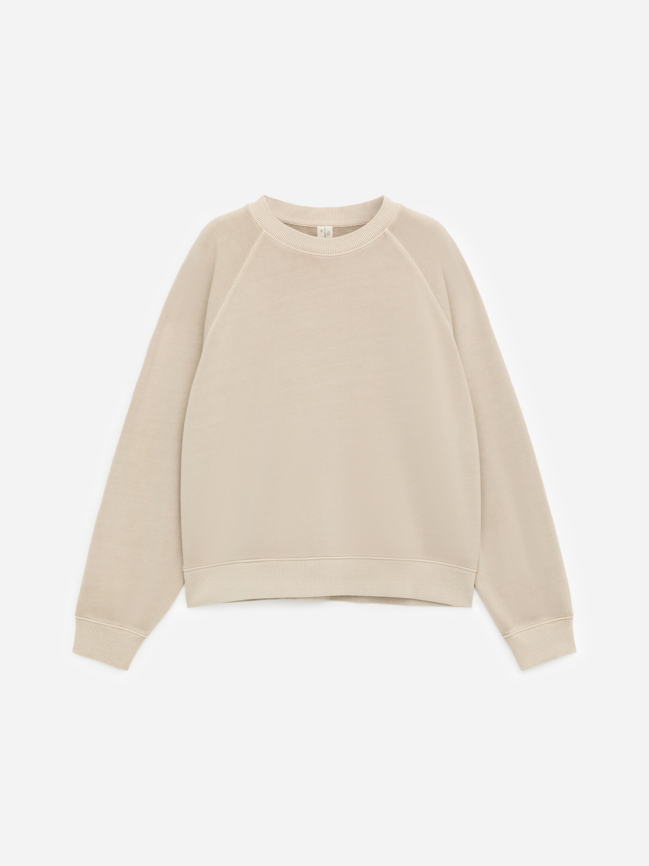 Grotere afbeelding bekijken: Een licht sweatshirt met een neutrale tint en ronde hals wordt gepresenteerd aan de VOORKANT. Het heeft raglanmouwen, een geribde ronde hals, geribde manchetten en een geribde zoom, die allemaal bijdragen aan zijn ontspannen en comfortabele uitstraling.