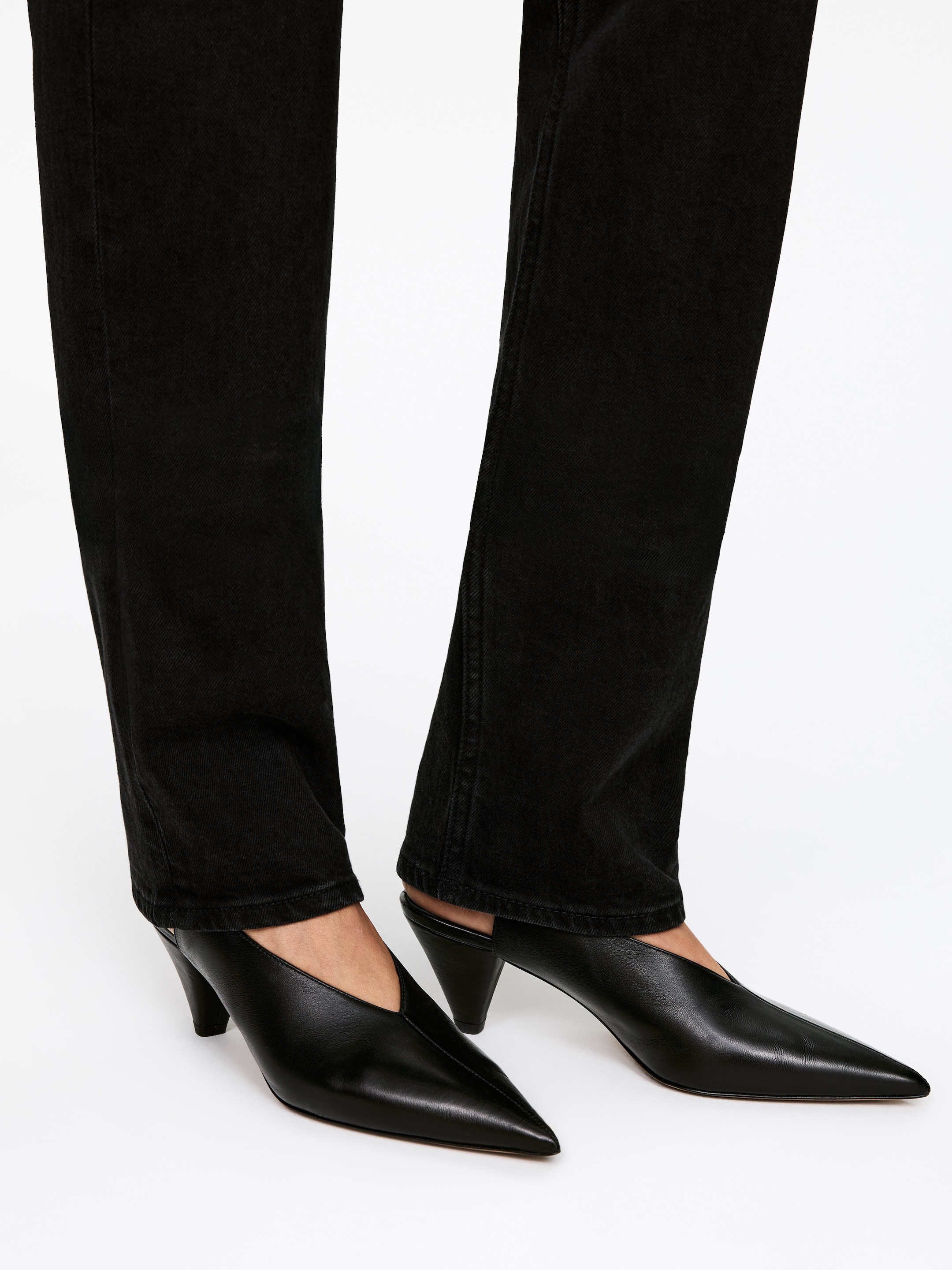 Zapatos de salón de piel con tiras traseras - Negro - Women - StillMedia/Lookbook - 13