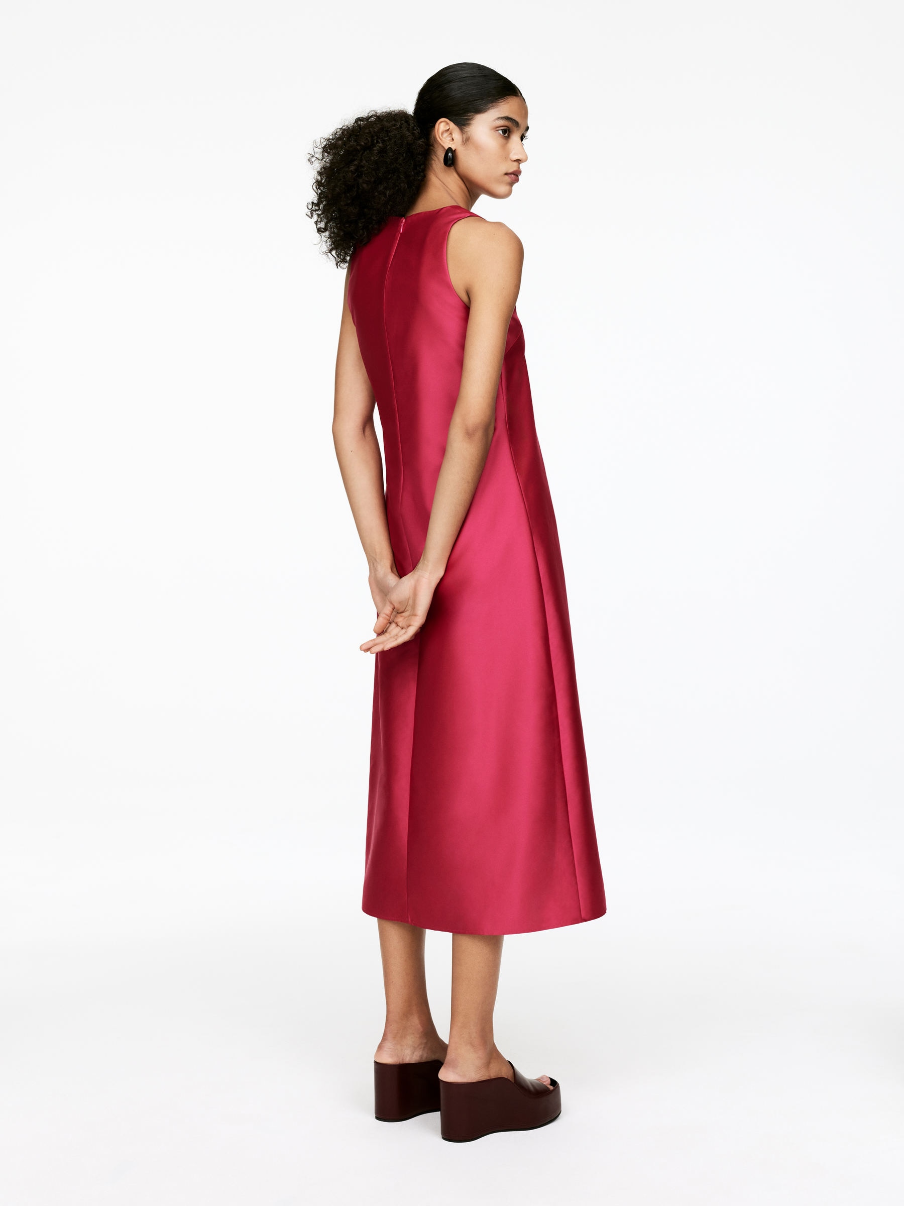 Sculptural V-Neck Dress - Raspberry Red - Regular fit - Women - StillMedia/Lookbook - 6