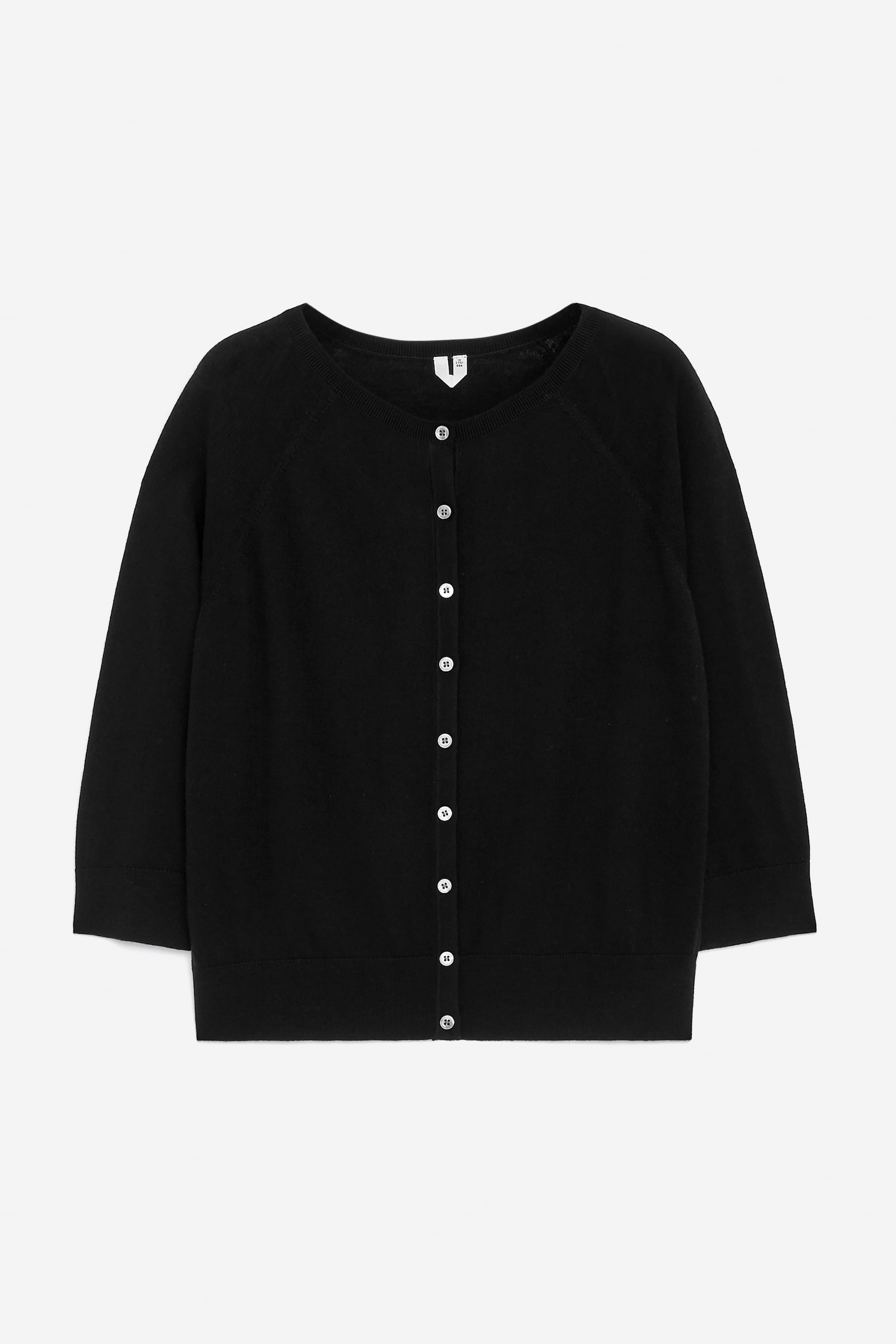 Vis større bilde: En svart cardigan vises forfra, med en rund hals, en pen passform og trekvart raglanermer. Den har en full-lengde frontstolpe festet med lyse knapper, og mansjettene og falden er ribbestrikket.
