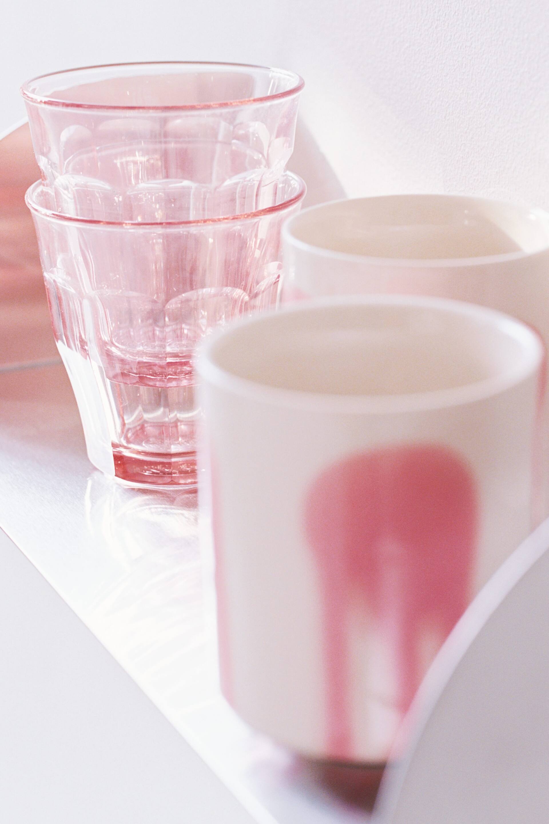 Grösseres Bild ansehen: Steinguttassen im 2er-Set - Rosa/Cremeweiß - HOME | H&M CH 1