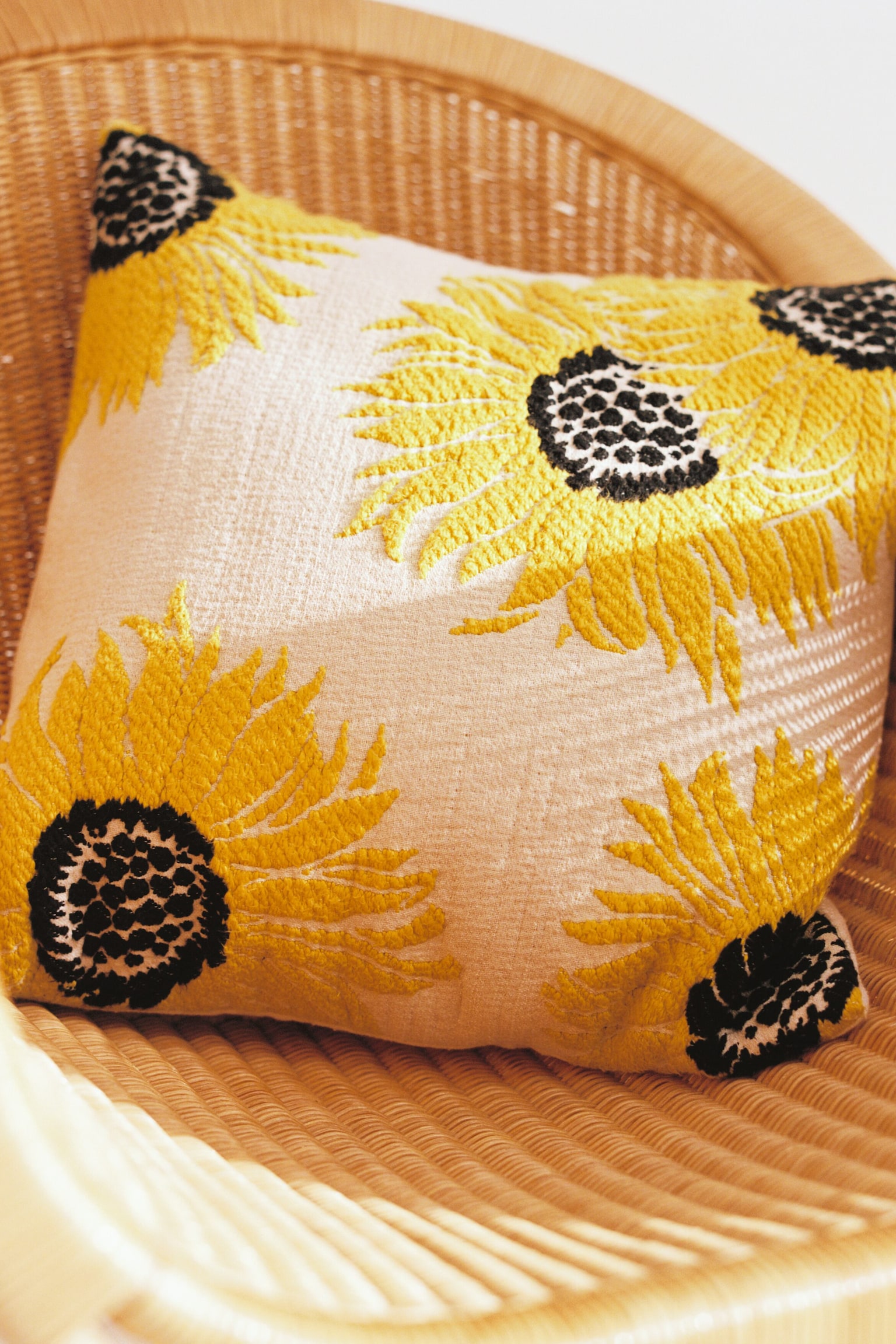 Geborduurde kussenhoes, 50x50 cm - Beige/geel - 2