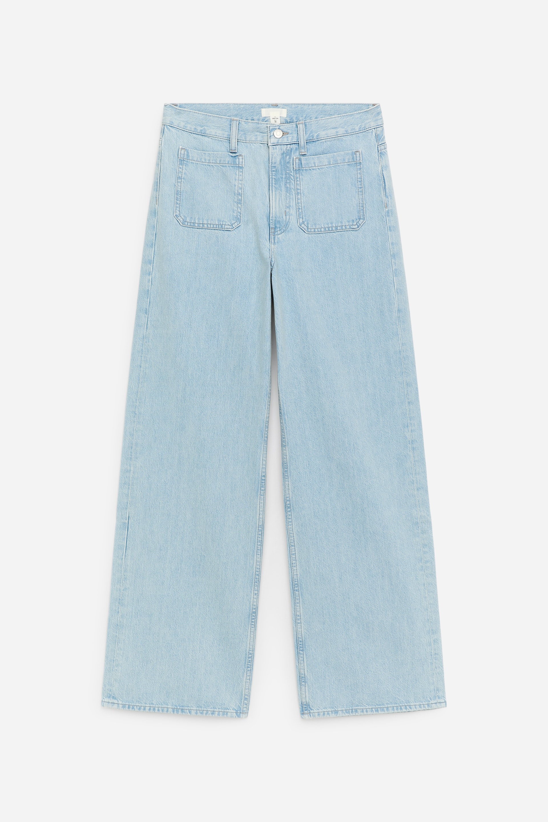 Größeres Bild ansehen: Ein Paar hellblaue Jeans wird von vorne gezeigt, mit einer hochgeschnittenen Taille und ausgestellten Beinen. Sie verfügt über große rechteckige Aufgesetzte Taschen auf der Vorderseite, einen Reißverschluss und einen einzelnen Knopfverschluss am Bund.