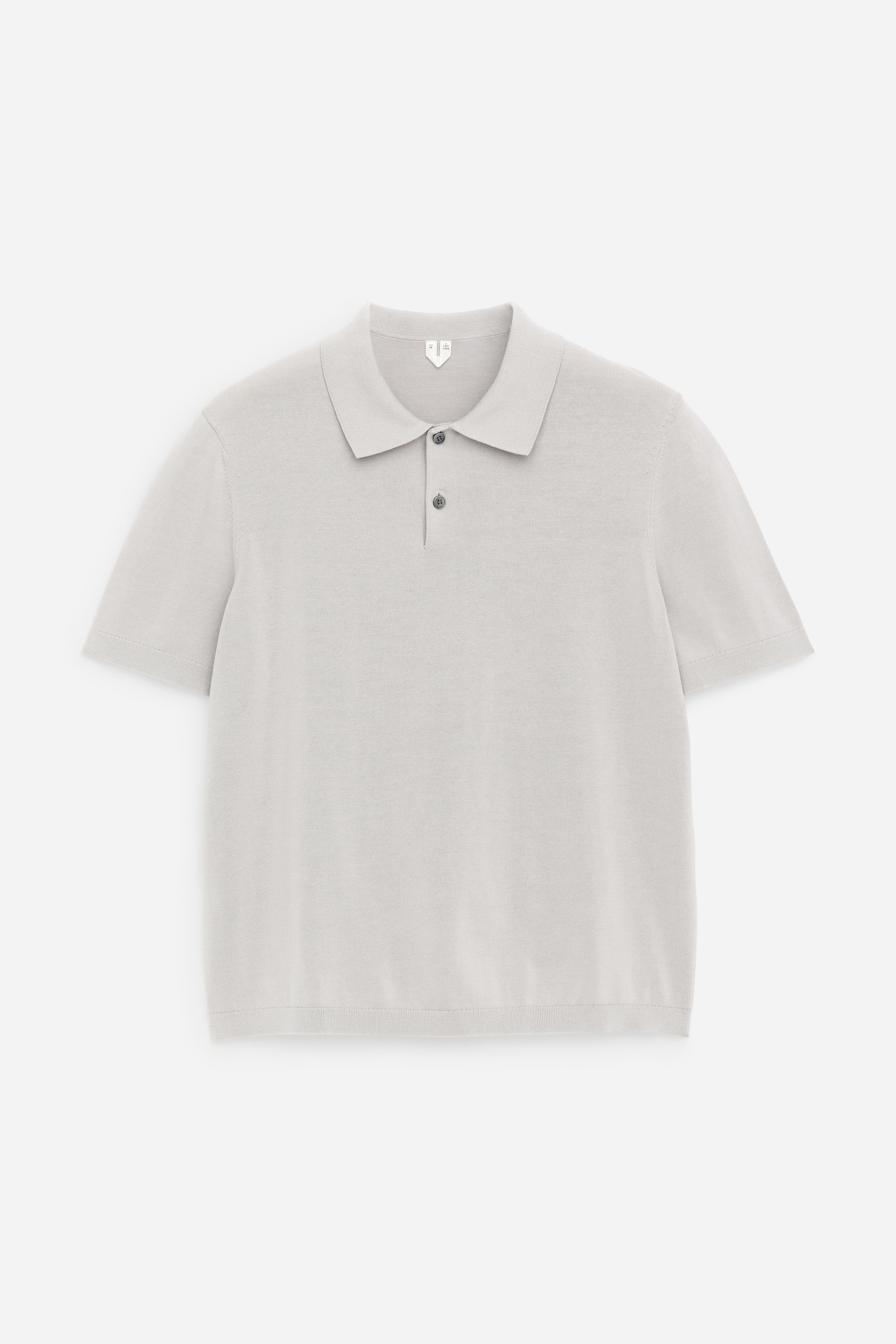 Ver imagem maior: Uma camisola polo de malha cinza-clara é exibida de FRENTE, apresentando uma gola clássica, uma carcela de dois botões com botões escuros, mangas curtas e uma bainha reta.