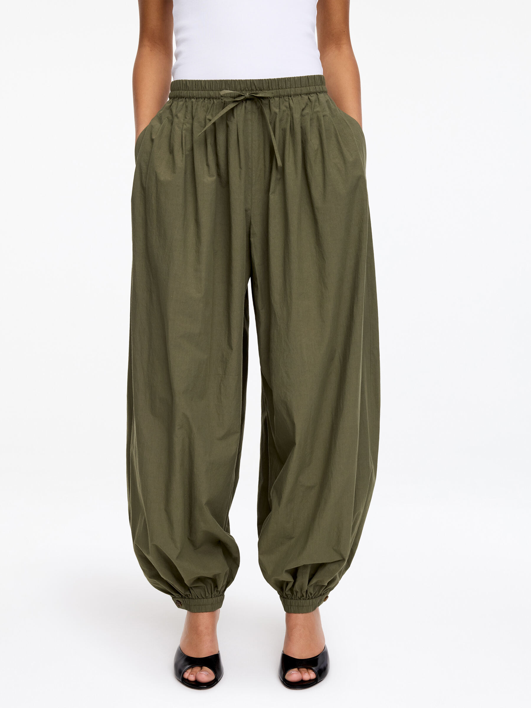 Balloon Cotton Trousers - Khaki Green - Loose fit - Women - StillMedia/Lookbook - 5