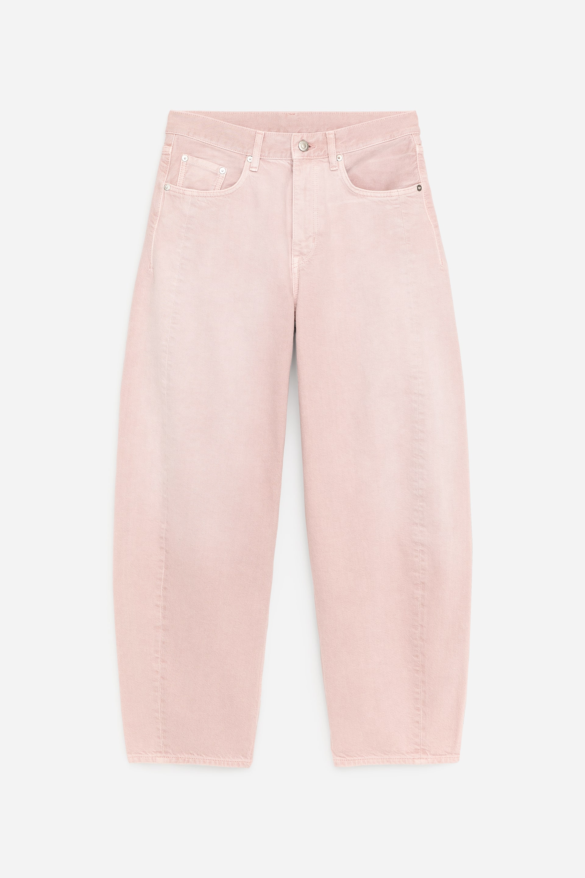 Grotere afbeelding bekijken: De BLOOM jeans worden van voren gepresenteerd en tonen een lichtroze kleur en een mid-rise taille met een knoopsluiting en riemlussen. Ze hebben een ontspannen pasvorm met gevormde, cropped pijpen, gebogen voorzakken en een zichtbare verticale naad langs elke pijp.