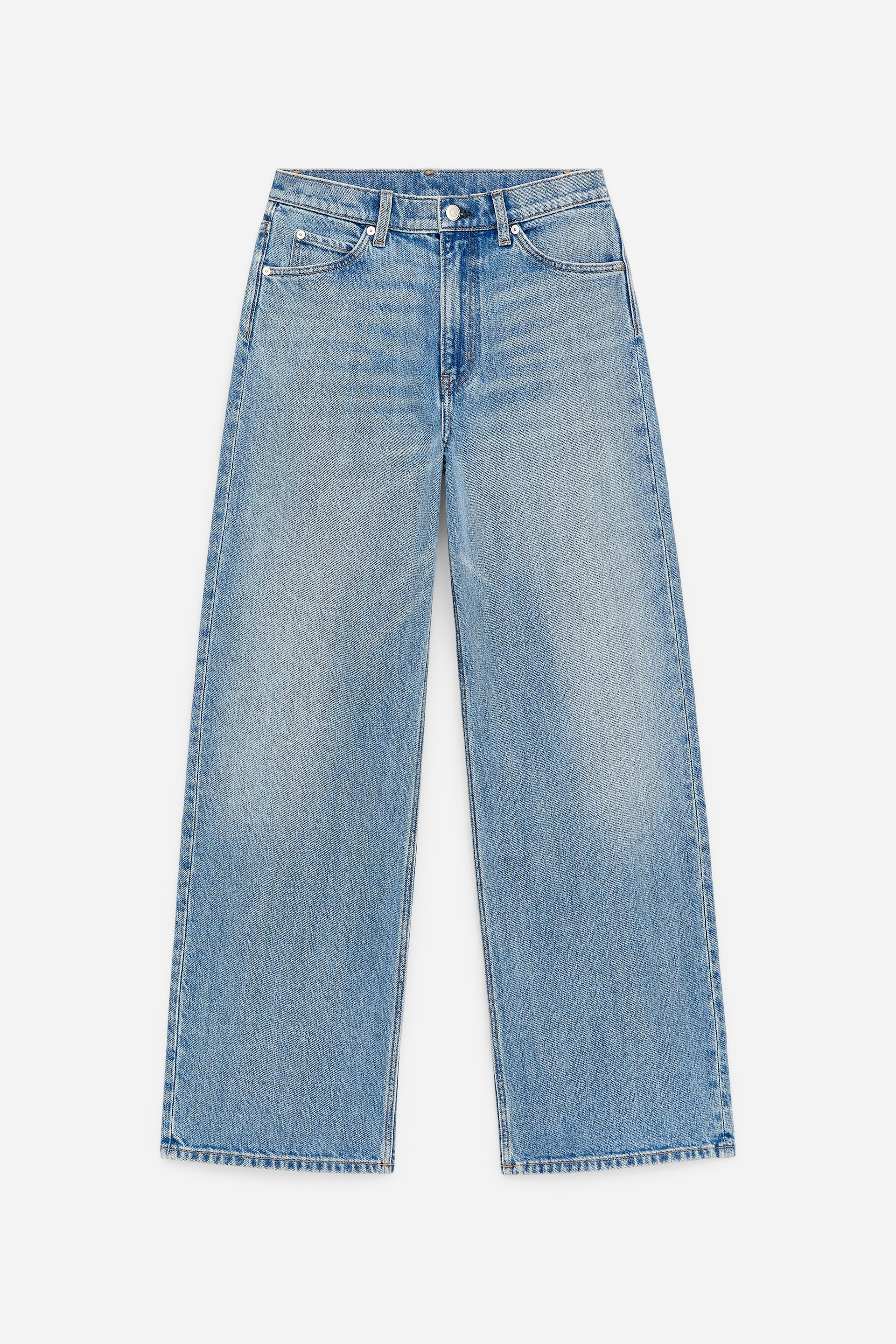 Grösseres Bild ansehen: Hellblaue Jeans mit weitem Bein, hoher Taille mit Gürtelschlaufen, Knopfverschluss und Reißverschluss, sowie geschwungene Vordertaschen, eine Münztasche und eine verwaschene Optik mit Whiskering. Die weiten, geraden Beine enden mit einem fertigen Saum.