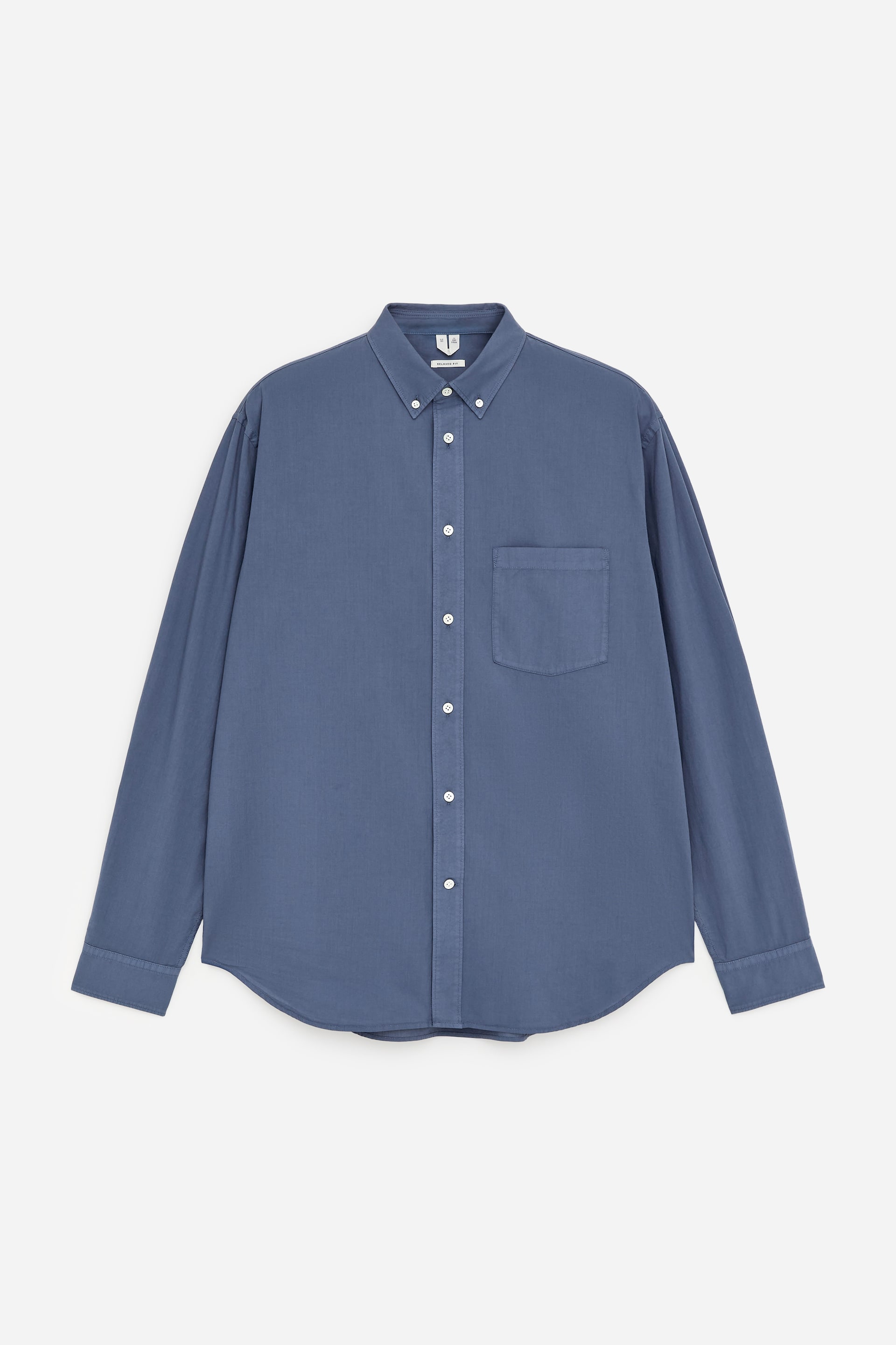 Agrandir l'image: Une chemise bleue à manches longues est présentée de FACE, avec un col à boutons, une patte de boutonnage complète avec des boutons blancs, une poche plaquée unique sur la poitrine gauche, des manches longues avec poignets boutonnés, et un ourlet arrondi.