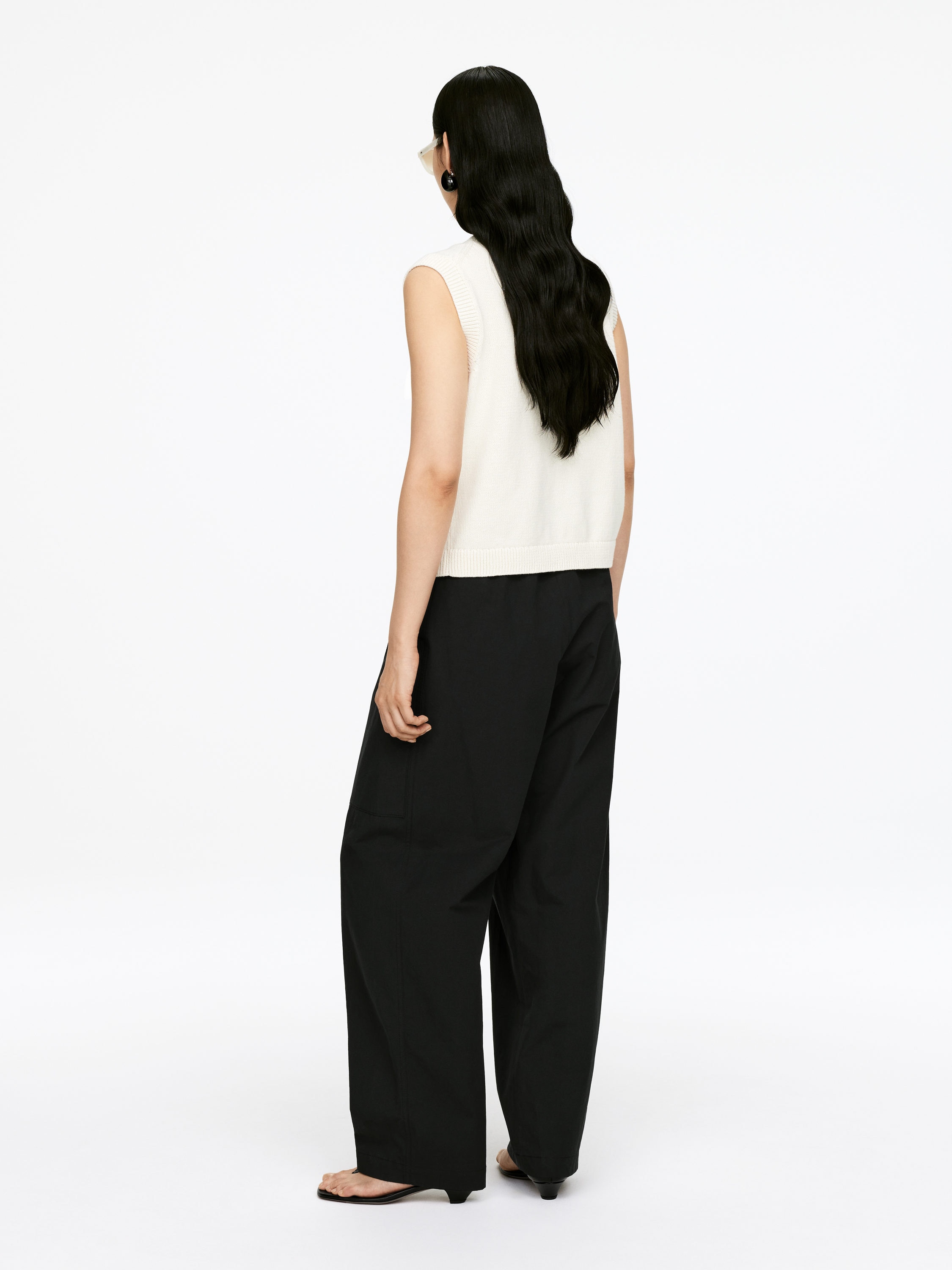 Barrel-Leg Trousers - Black - Oversized - Women - StillMedia/Lookbook - 3