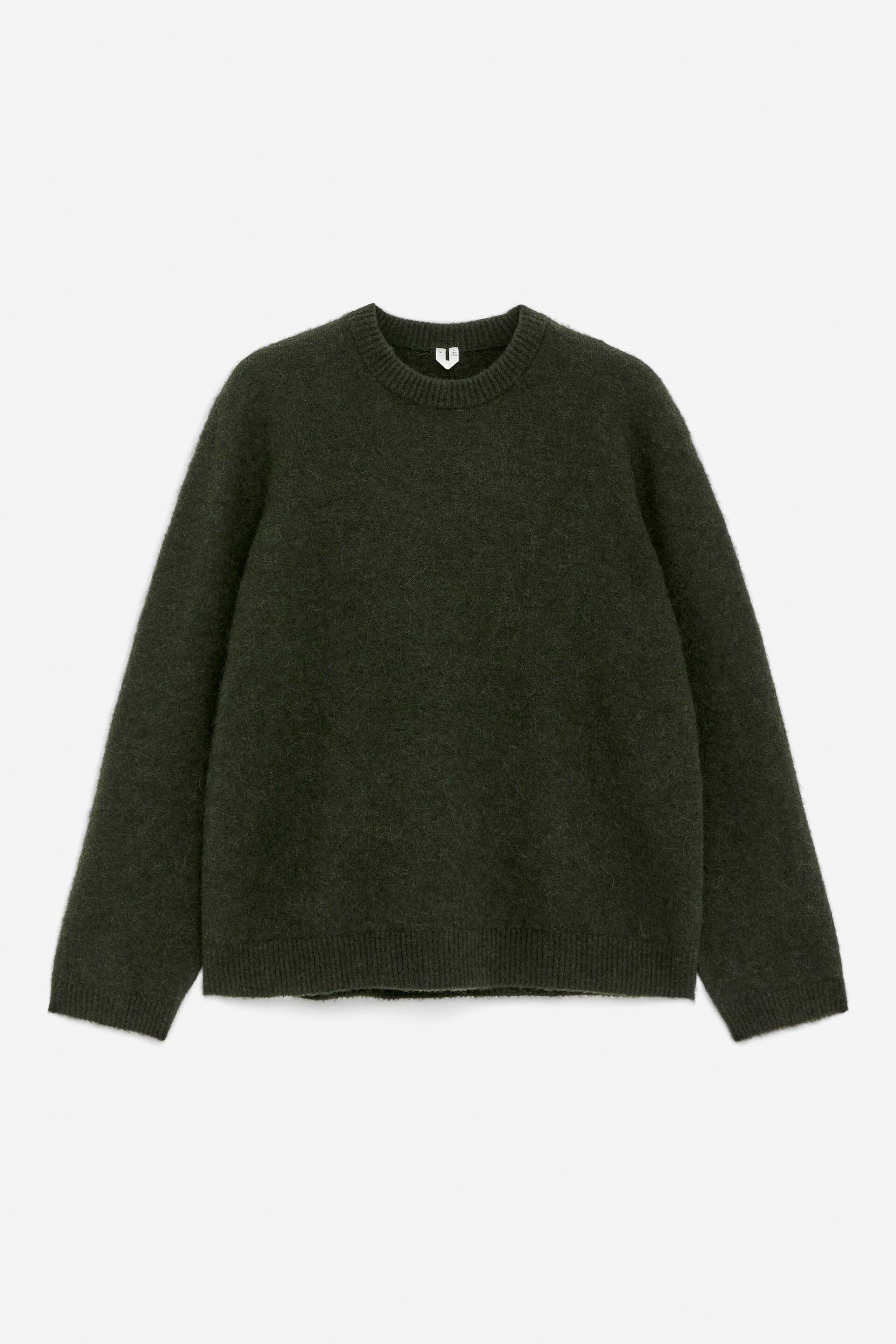 Vis større bilde: En mørkegrønn genser med rund hals vises fra FORSIDEN, med en myk, lodden tekstur. Den har en vanlig passform med droppede skuldre og ribbestrikkede kanter ved halsen, mansjettene og nederkanten.