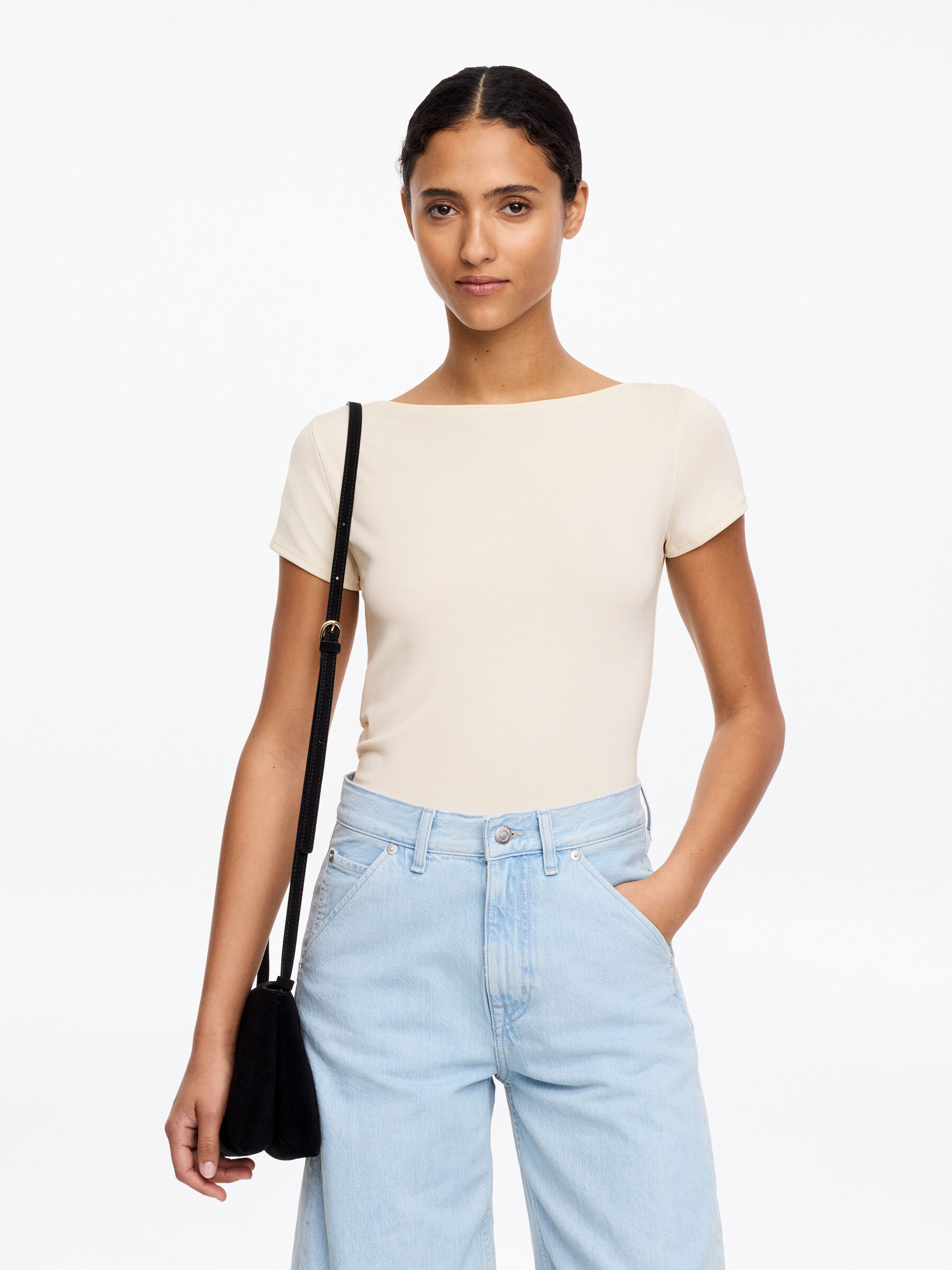 T-shirt z dekoltem w łódkę - Złamana biel - Wąski fason - Women - StillMedia/Lookbook - 4