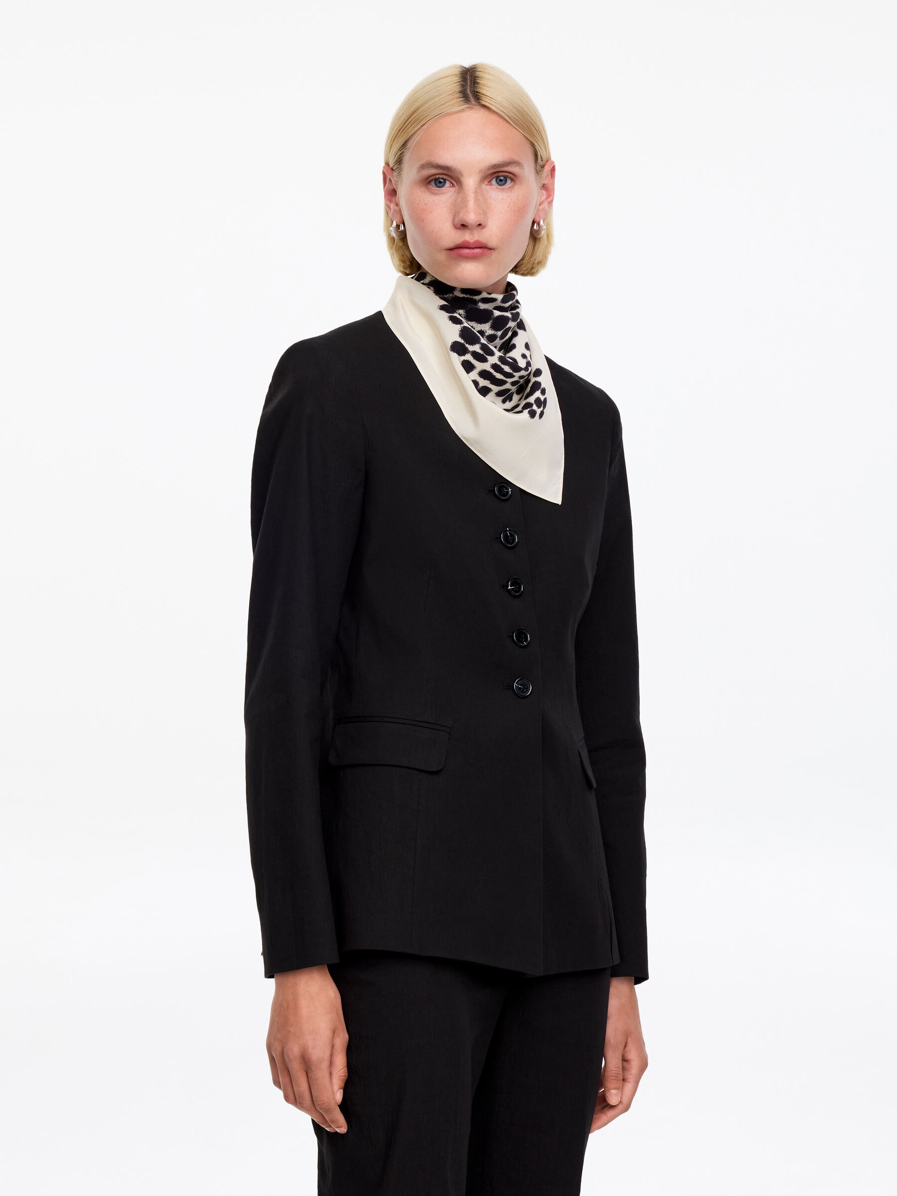 Scarf i sidencrêpe - Off-white - Women - StillMedia/Lookbook - 6