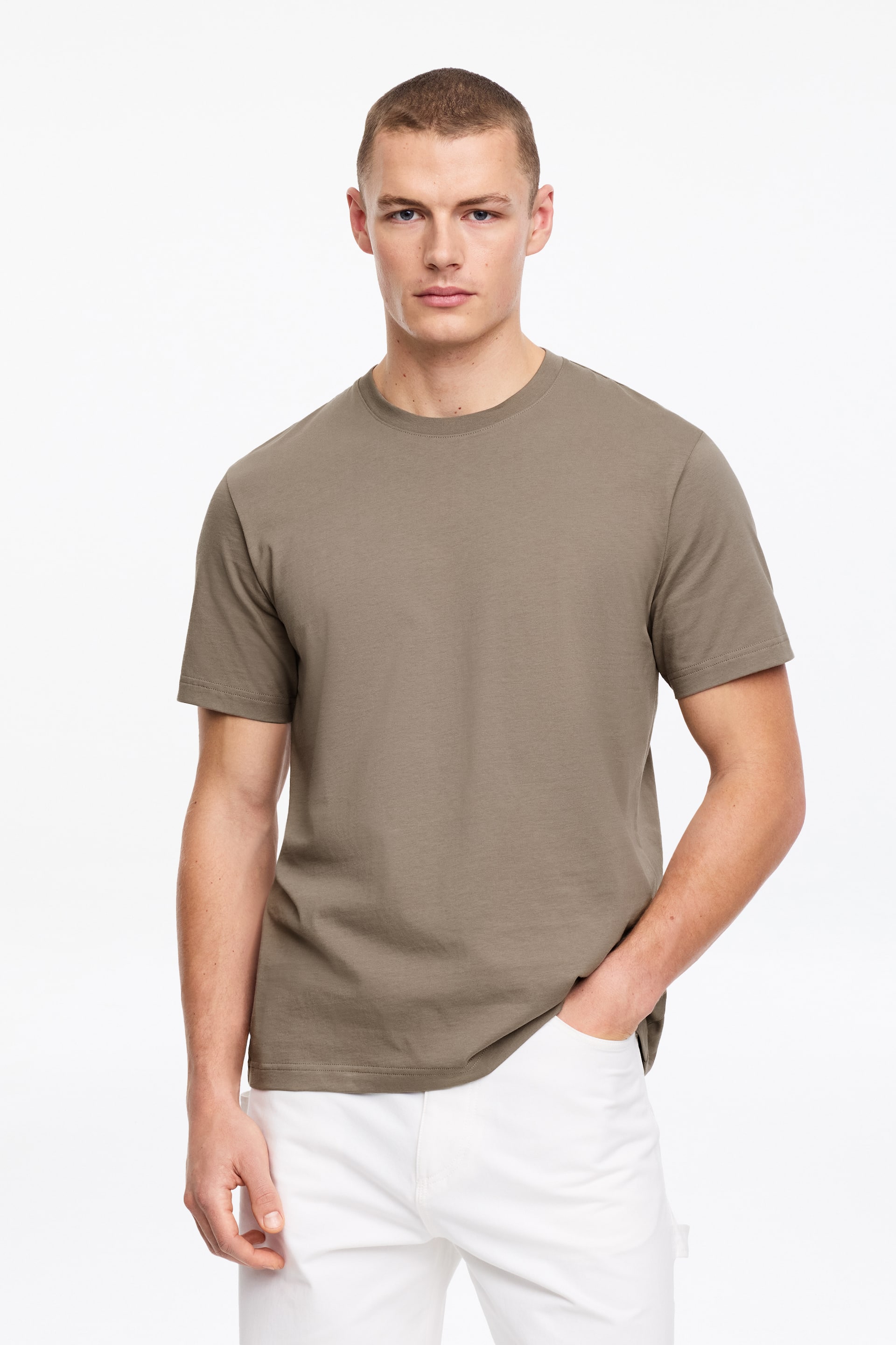 Zobrazit větší obrázek: Olivově zelené tričko s kulatým výstřihem a krátkými rukávy, které má klasický střih.