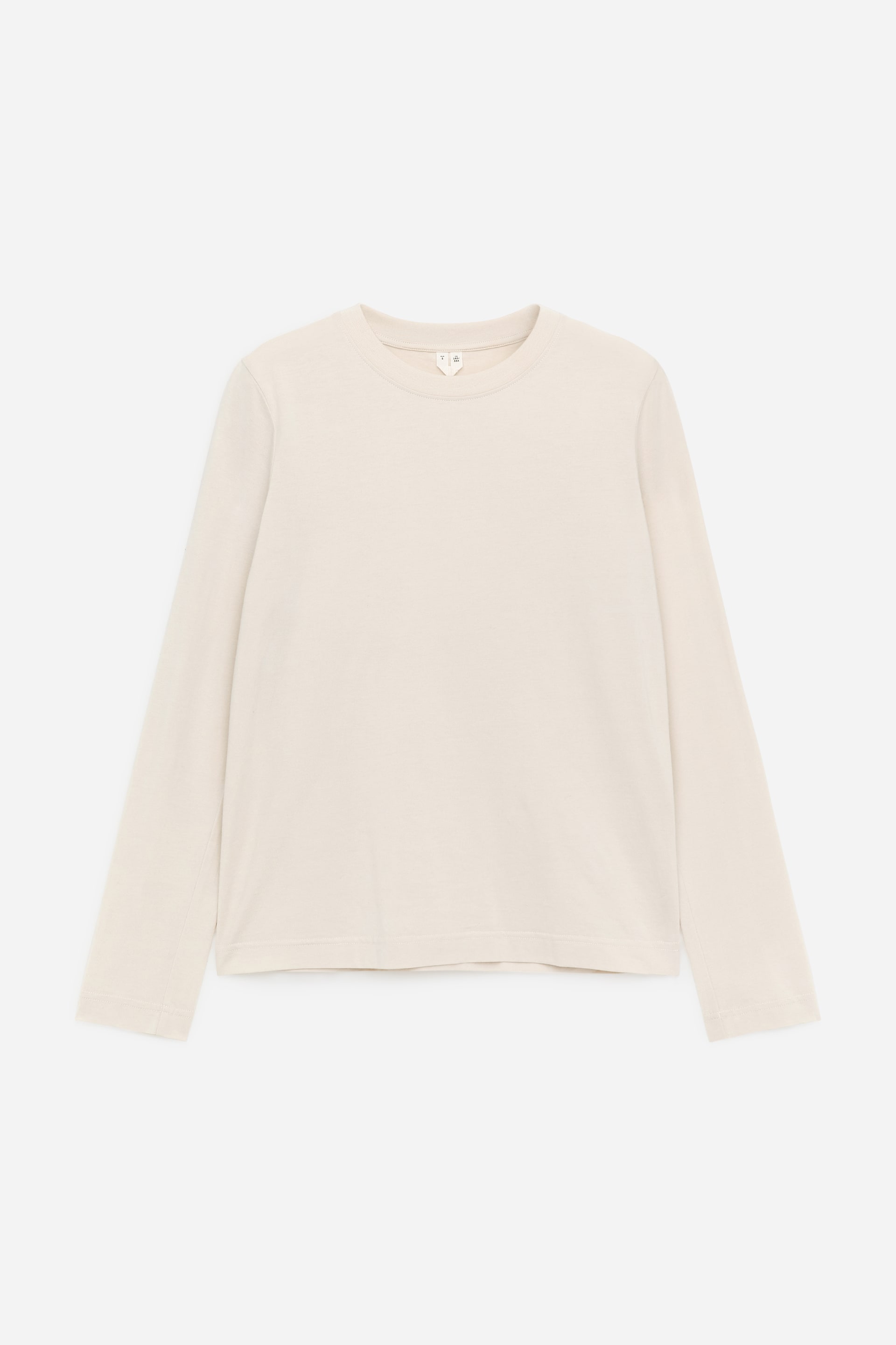 Grotere afbeelding bekijken: Een licht crèmekleurig T-shirt wordt van voren getoond, met een geribde ronde hals en lange, ongeboorde mouwen. Het heeft een reguliere pasvorm en een gladde stoftextuur.