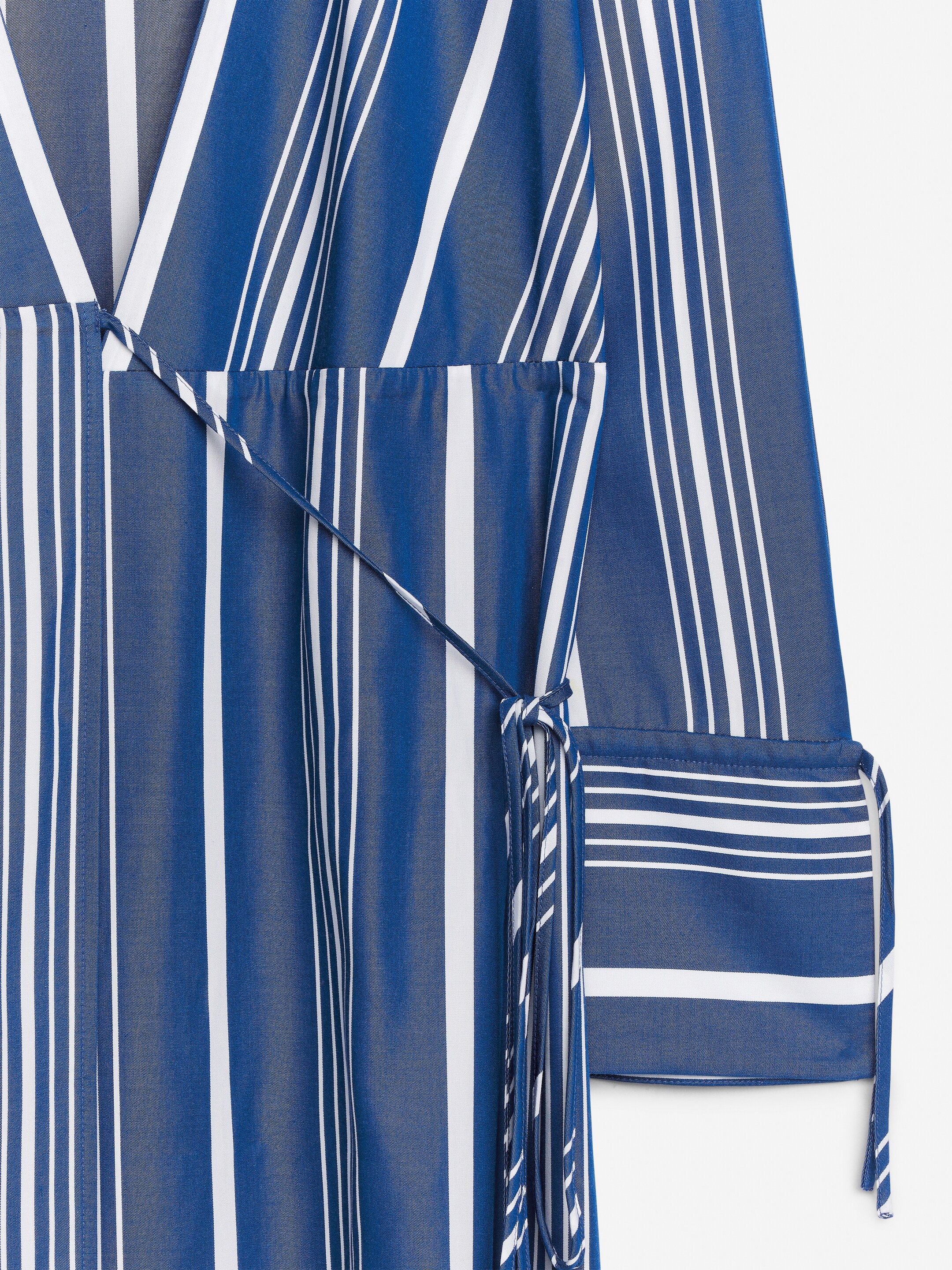 Näytä suurempi kuva: Midikietaisumekko - Sininen/valkoinen - NAISET | H&M FI 2