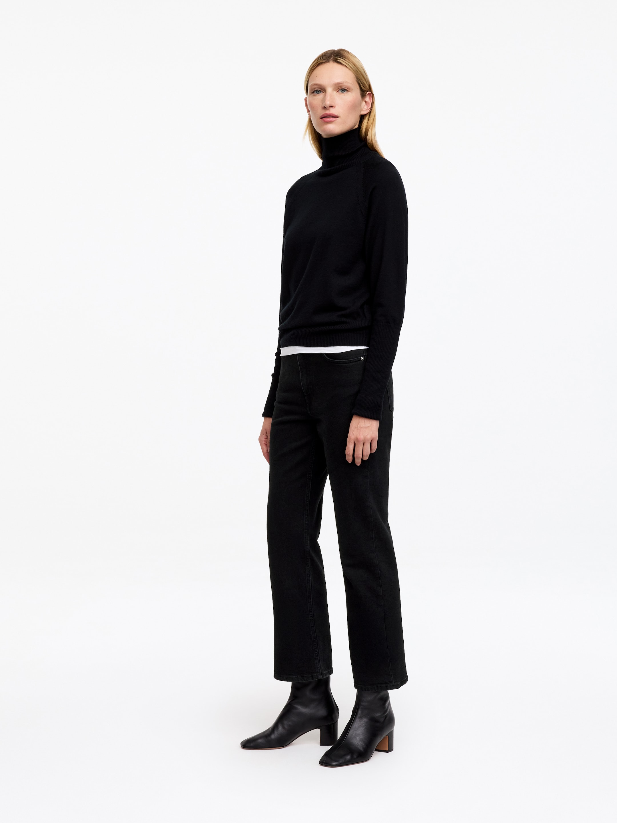 Desert Kick Flare Jeans - Black - Slim fit - women - StillMedia/Lookbook - 4