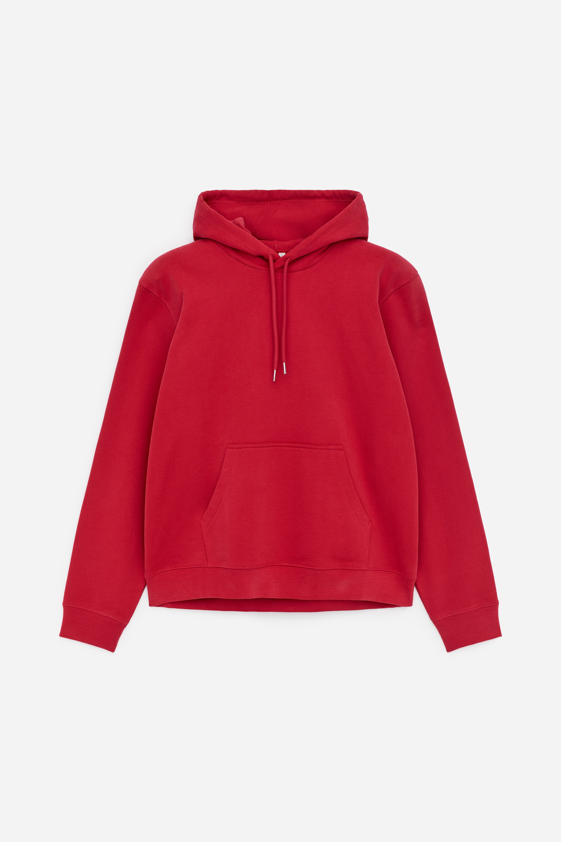 Größeres Bild ansehen: Ein rotes Kapuzen-Sweatshirt ist von vorne zu sehen und verfügt über eine Kapuze mit Kordelzug, eine Kängurutasche vorne sowie gerippte Bündchen und einen gerippten Saum. Es zeigt eine normale Passform.