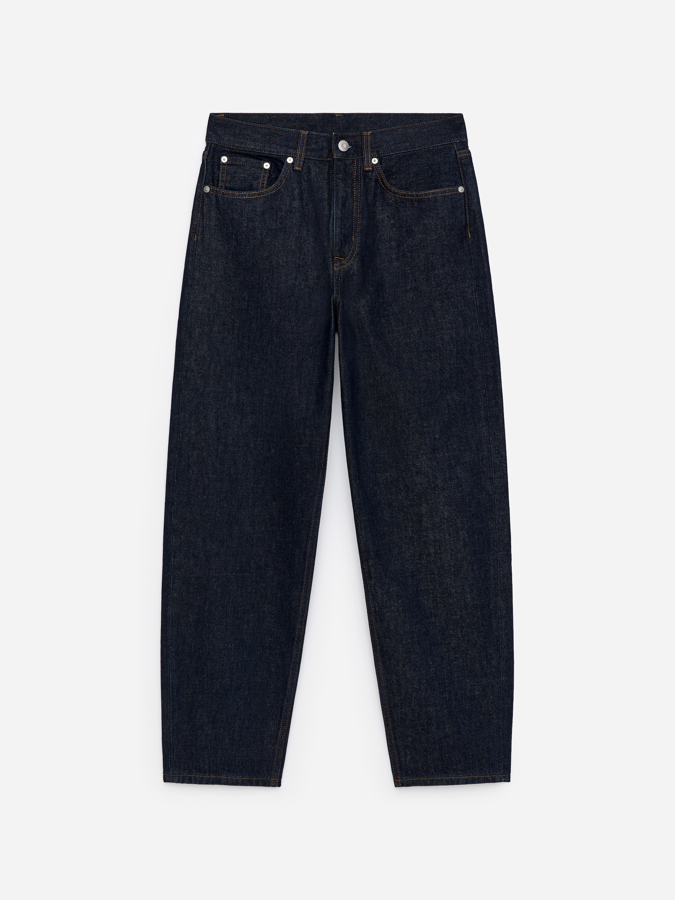 Agrandir l'image: Les jeans en denim indigo foncé sont présentés de face, avec une taille haute et des jambes effilées et raccourcies. Une braguette zippée est visible, ainsi que des poches avant accentuées avec des rivets et une couture contrastée.