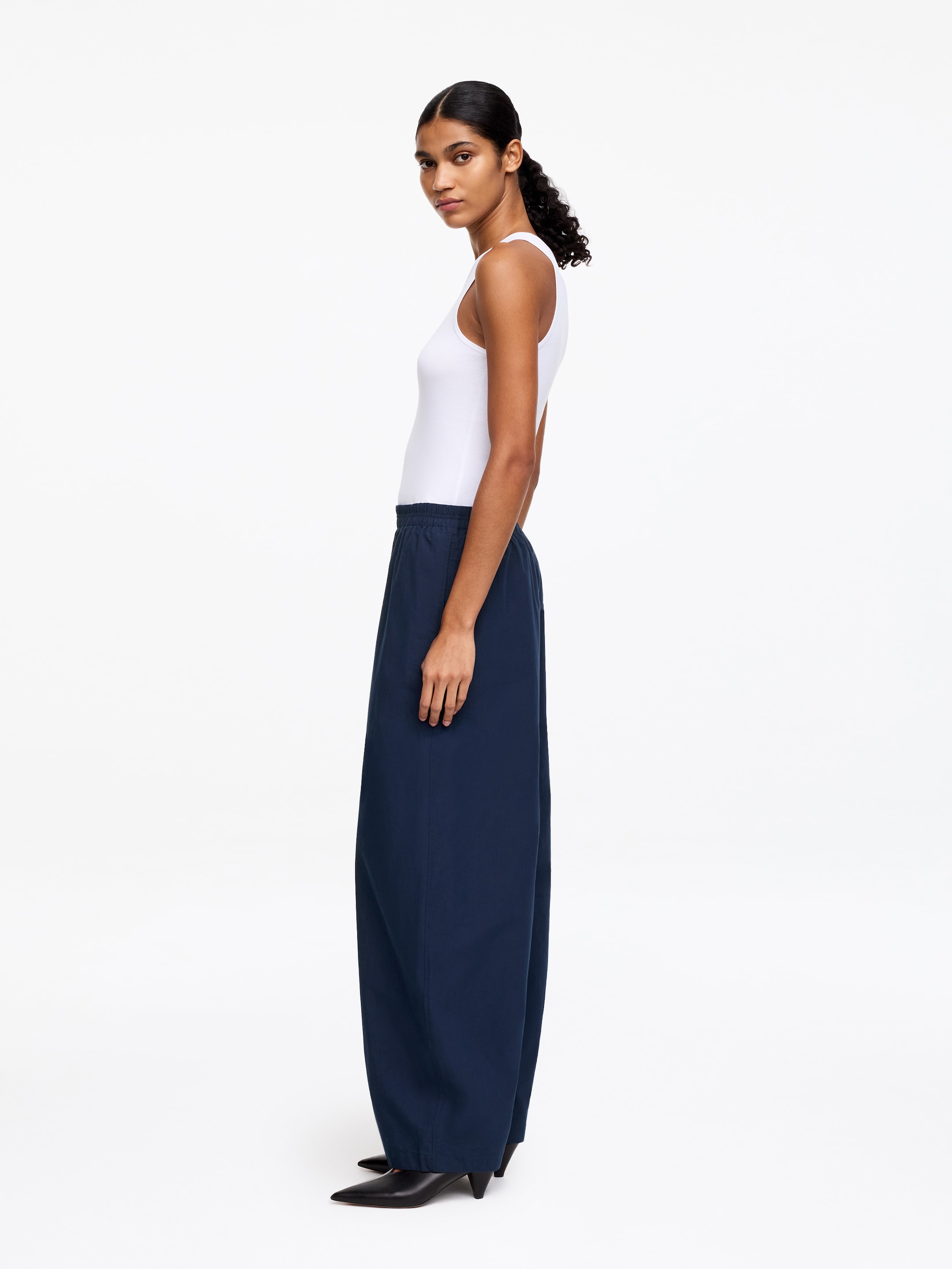 Pantalon en coton à jambe barrel - Bleu foncé - Loose fit - Femme - StillMedia/Lookbook - 4