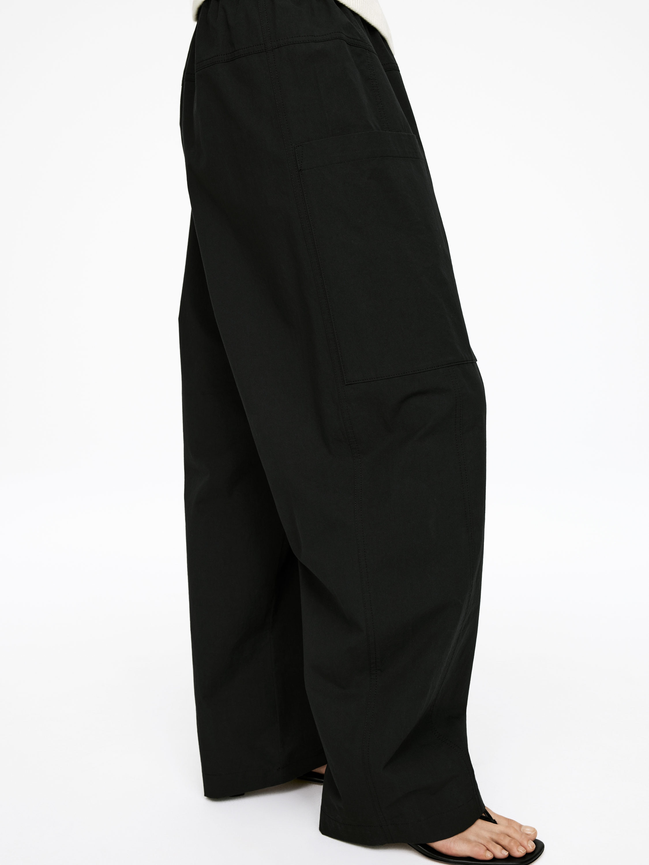Barrel-Leg Trousers - Black - Oversized - Women - StillMedia/Lookbook - 5