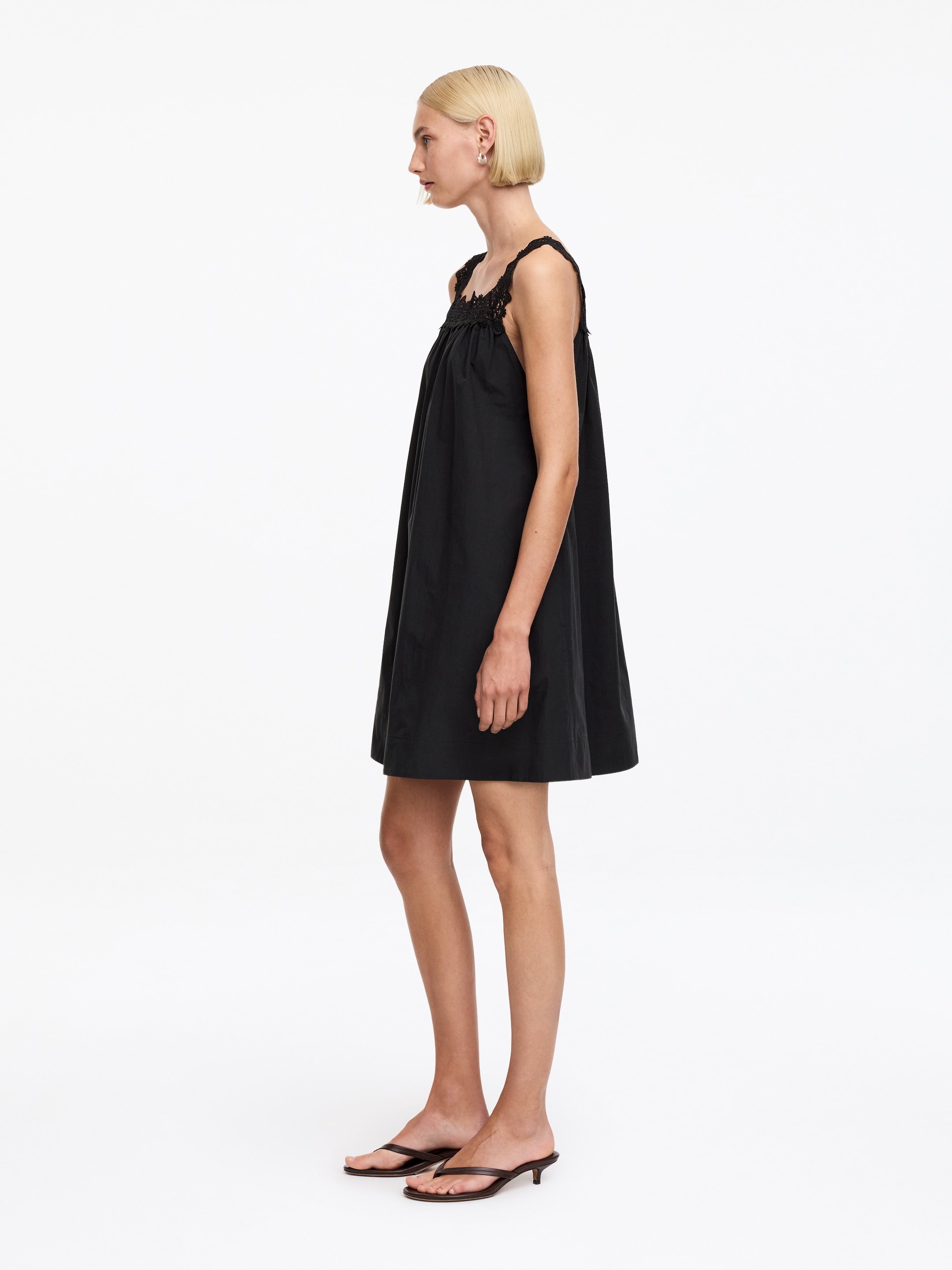 Vestido de algodón con ribete de encaje - Negro - Corte holgado - Women - StillMedia/Lookbook - 4