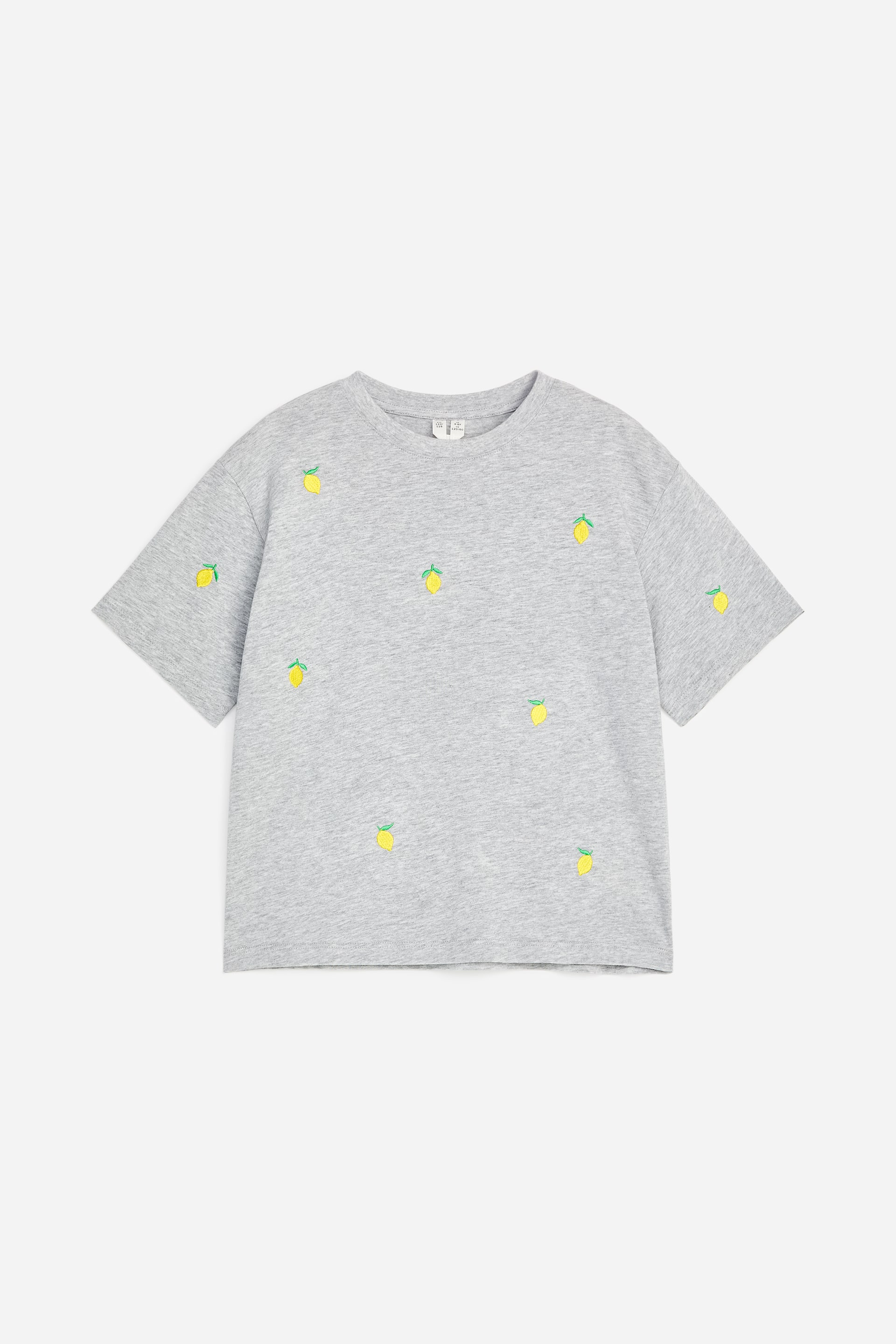 Visualizza immagine più grande: Una t-shirt grigia a vestibilità comoda è distesa in piano, mostrando il suo fronte. Presenta un girocollo a coste e un motivo ricamato su tutta la superficie di piccoli limoni gialli con foglie verdi.