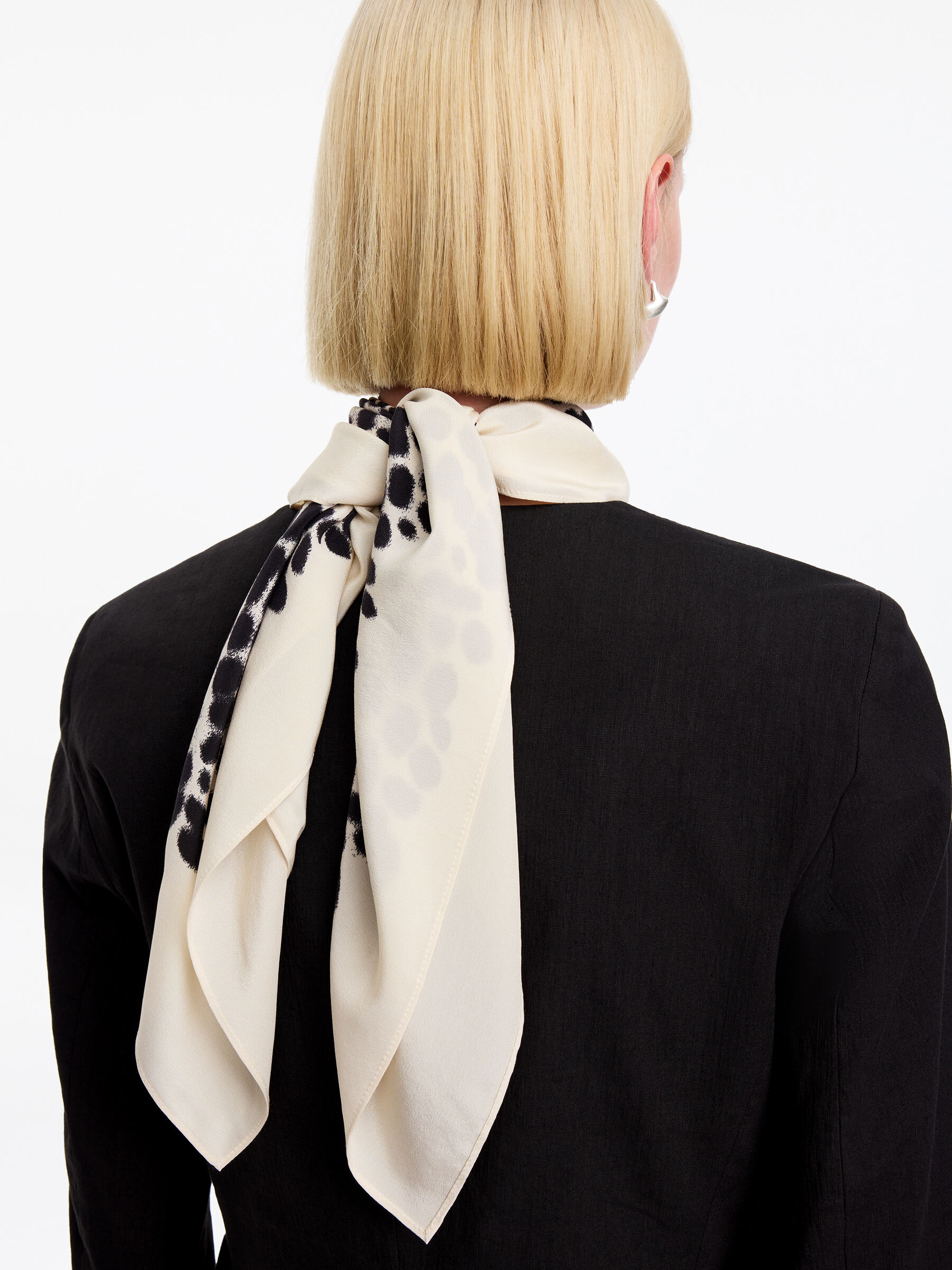 Scarf i sidencrêpe - Off-white - Women - StillMedia/Lookbook - 4