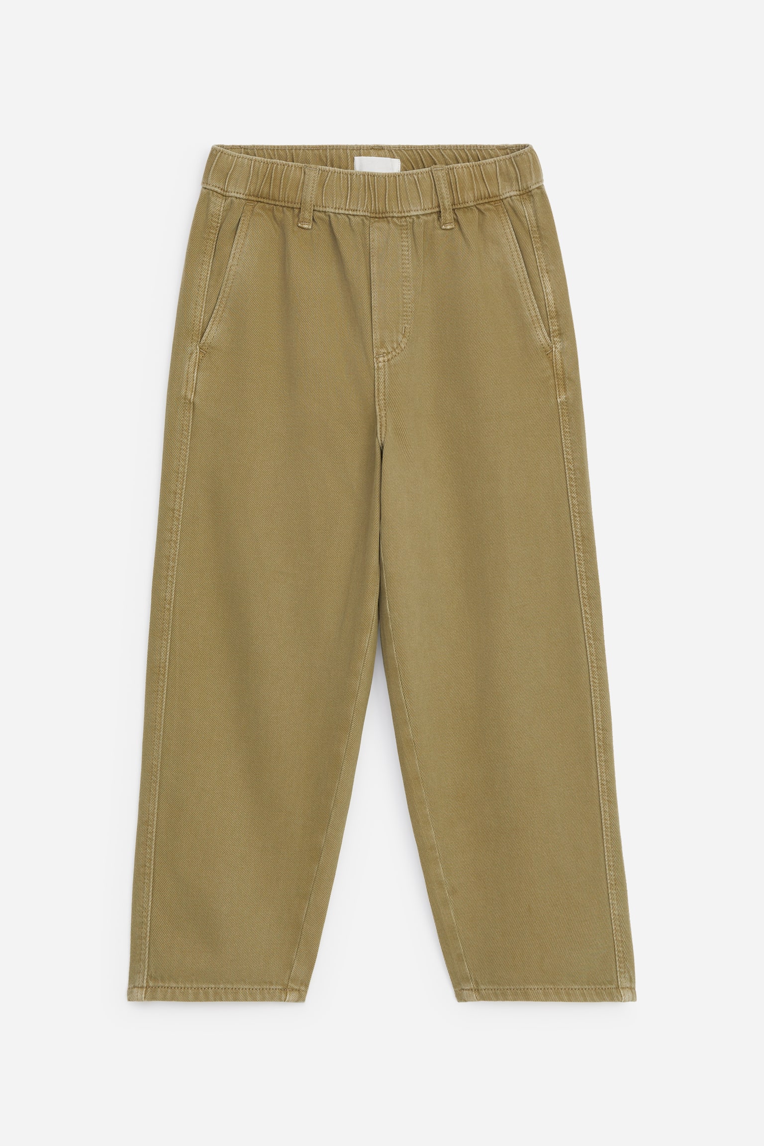 Een paar olijfgroene kaki denim broeken is van voren weergegeven, met een relaxte, baggy pasvorm, een gerimpelde elastische tailleband en riemlussen. De broeken tonen schuine steekzakken aan de zijkant, nep gulpstiksels en doorstikte zijnaden.