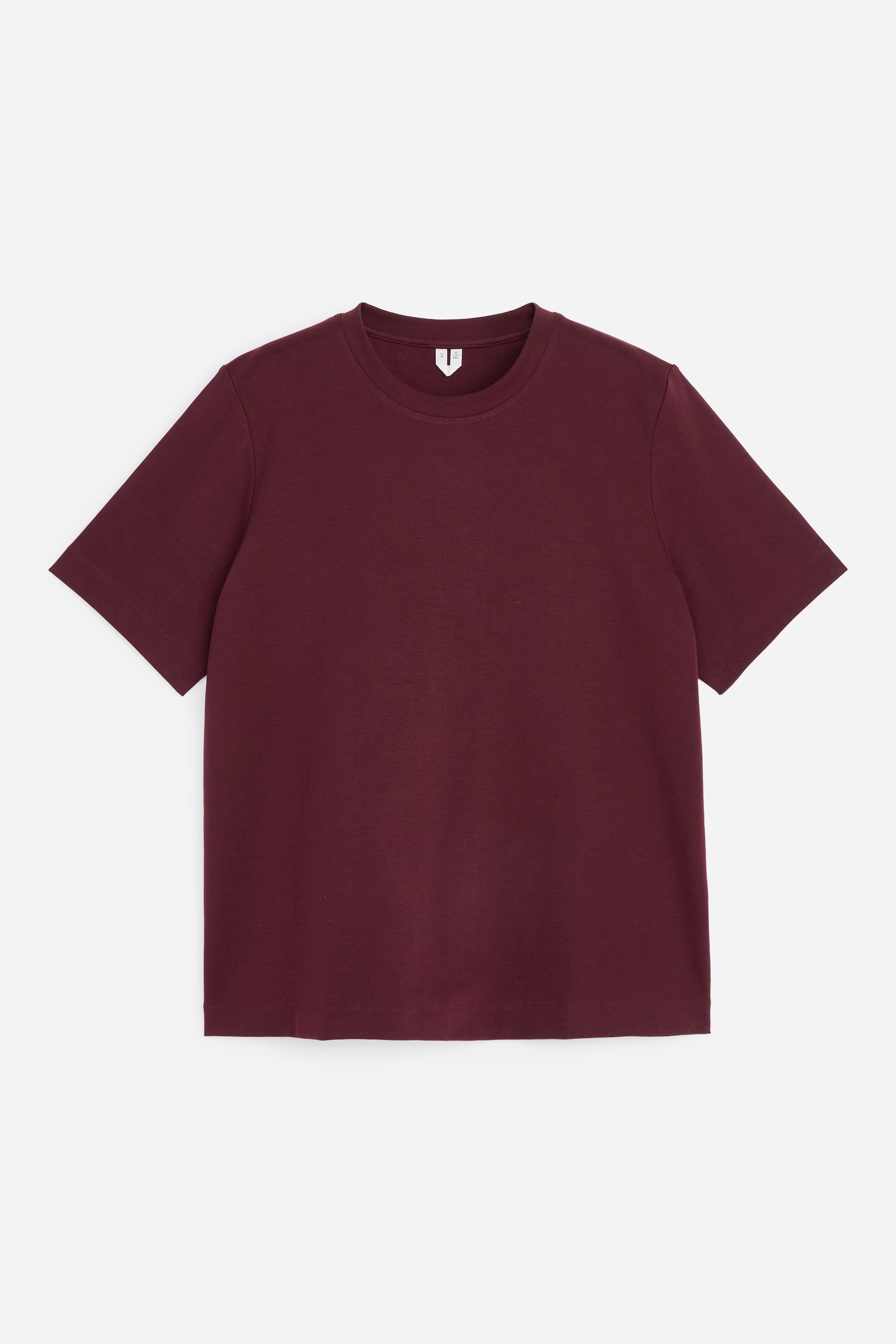 Visualizza immagine più grande: Una maglietta color bordeaux è presentata piatta dal davanti, con un classico girocollo e maniche corte. Il tessuto liscio appare consistente, indicando una vestibilità regolare.