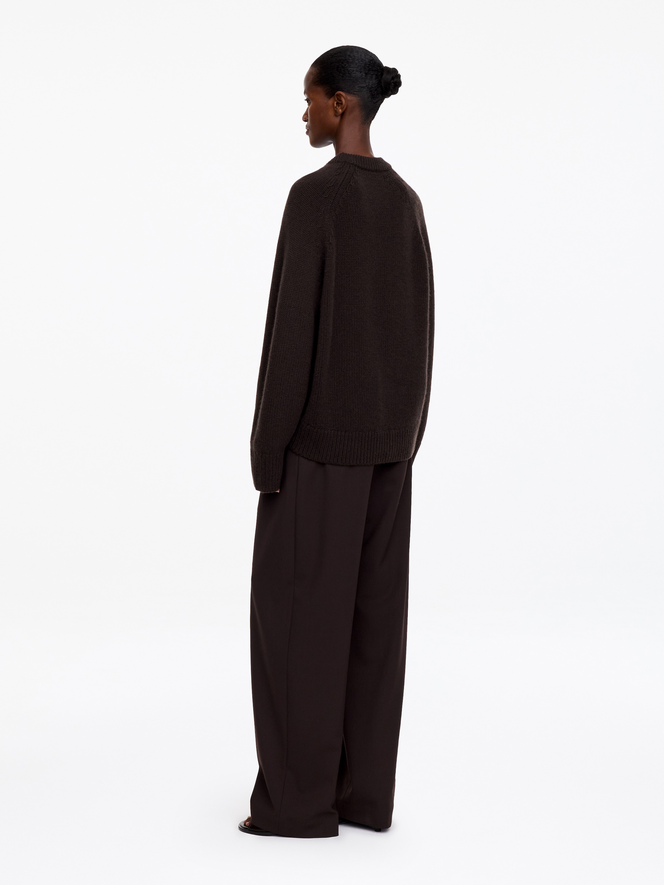 Chunky Pure Cashmere Jumper​ - Dark Brown - Loose fit - women - StillMedia/Lookbook - 5
