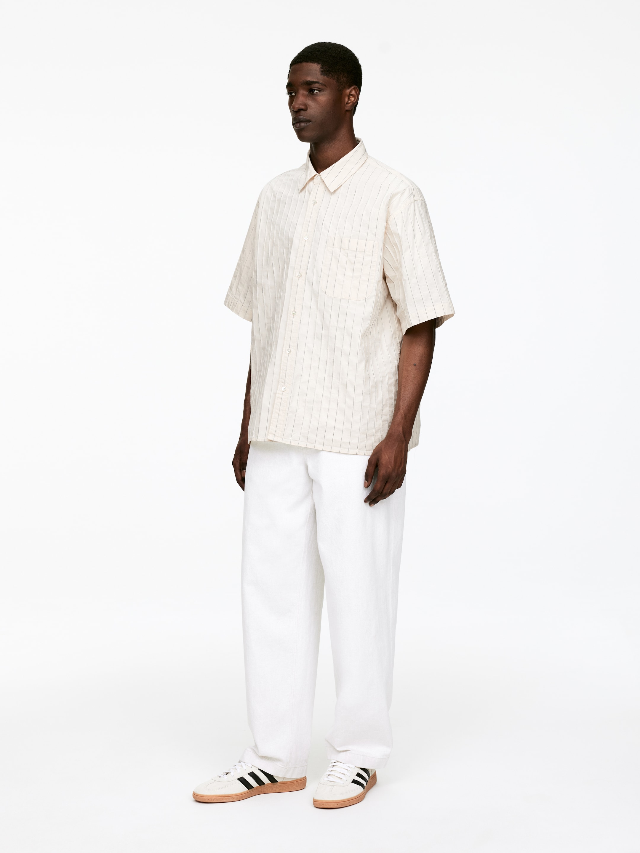Vis større bilde: Oversized bomullsskjorte - Off white/stripete - HERRE | H&M NO 2