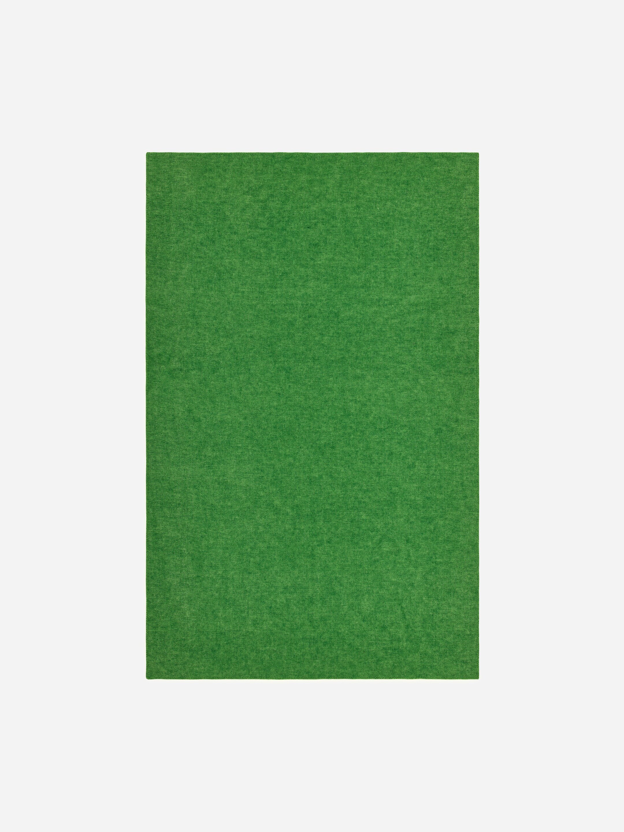 Grotere afbeelding bekijken: Een rechthoekige effen groene wollen deken wordt tentoongesteld. Het heeft een subtiele getextureerde uitstraling en rechte, netjes afgewerkte randen.