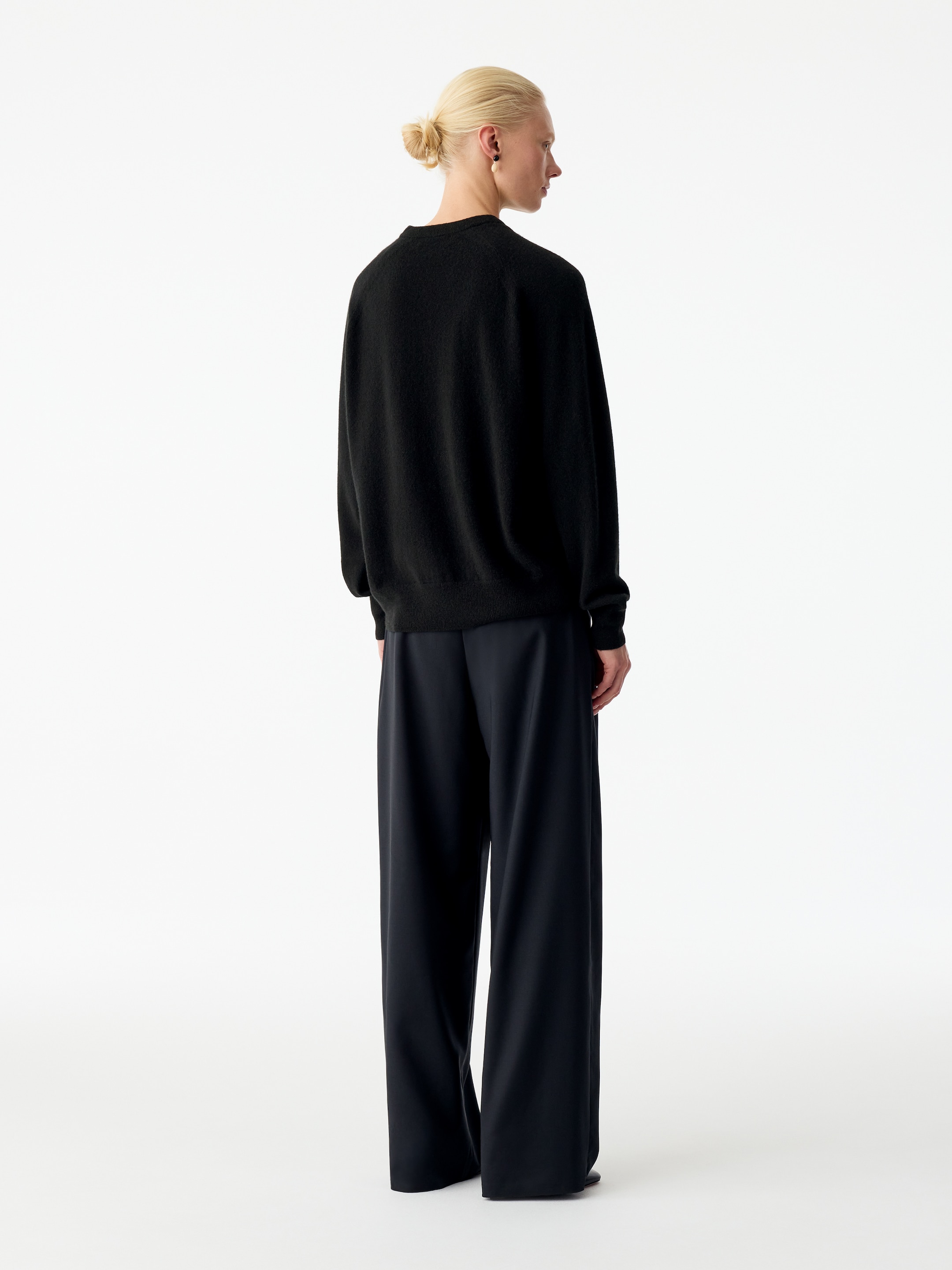 Maglione rilassato con scollo a V in cashmere - Nero - Loose fit - women - StillMedia/Lookbook - 4
