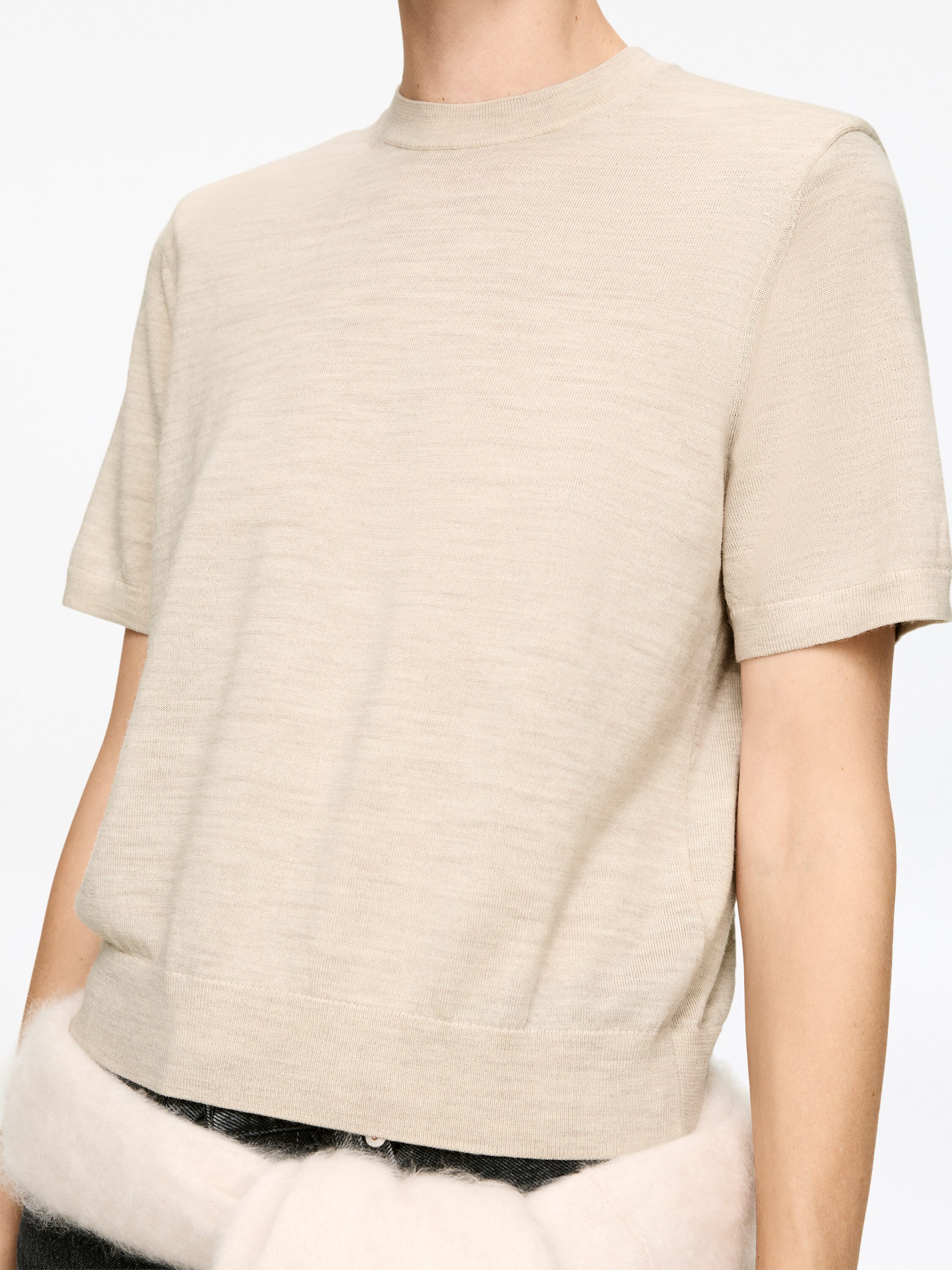 Gestricktes T-Shirt aus Merinowolle - Hellbeige - Regular Fit - Damen - StillMedia/Lookbook - 11