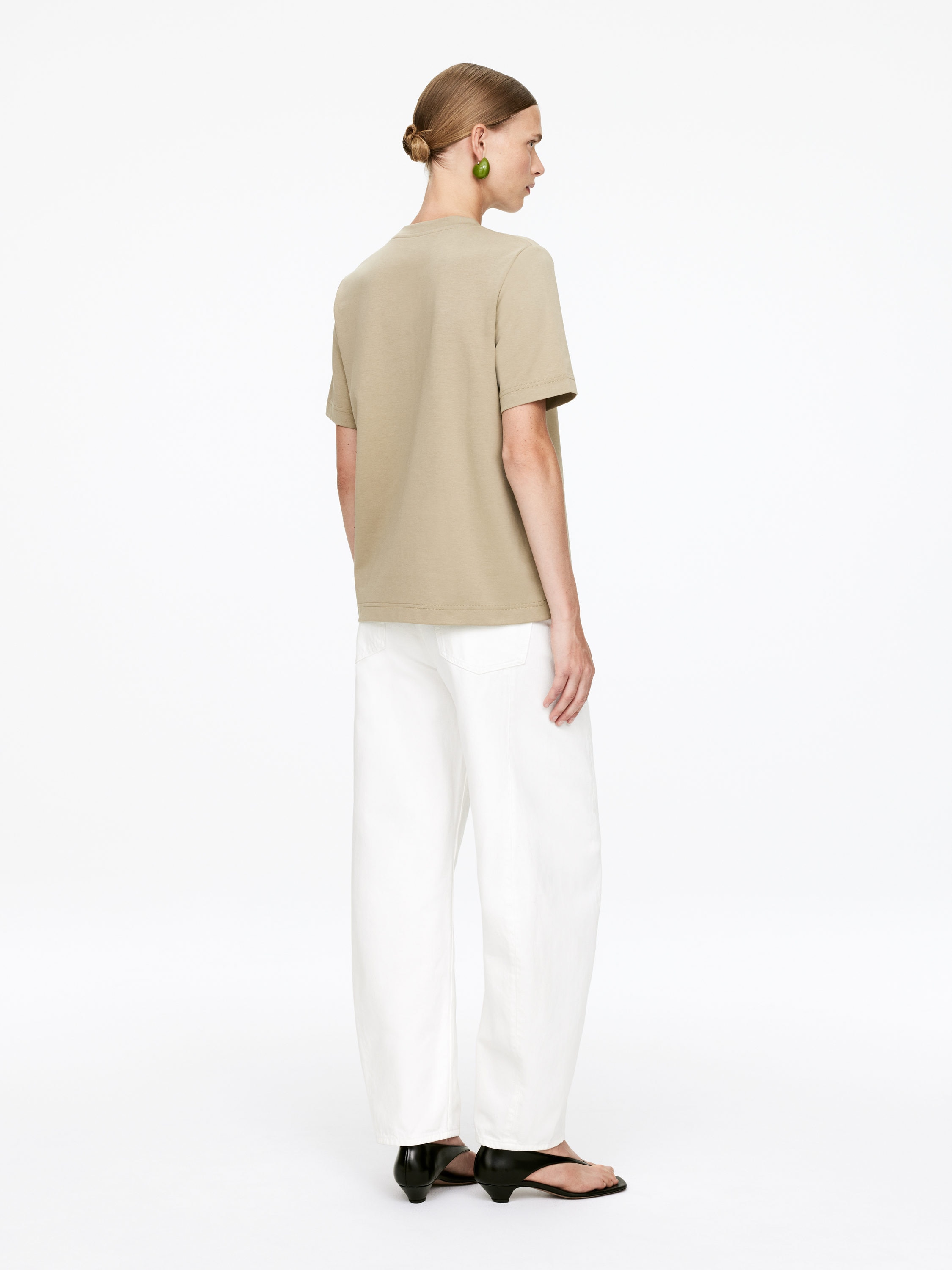 PEARL Heavyweight T-Shirt - Taupe - Regular fit - Women - StillMedia/Lookbook - 7
