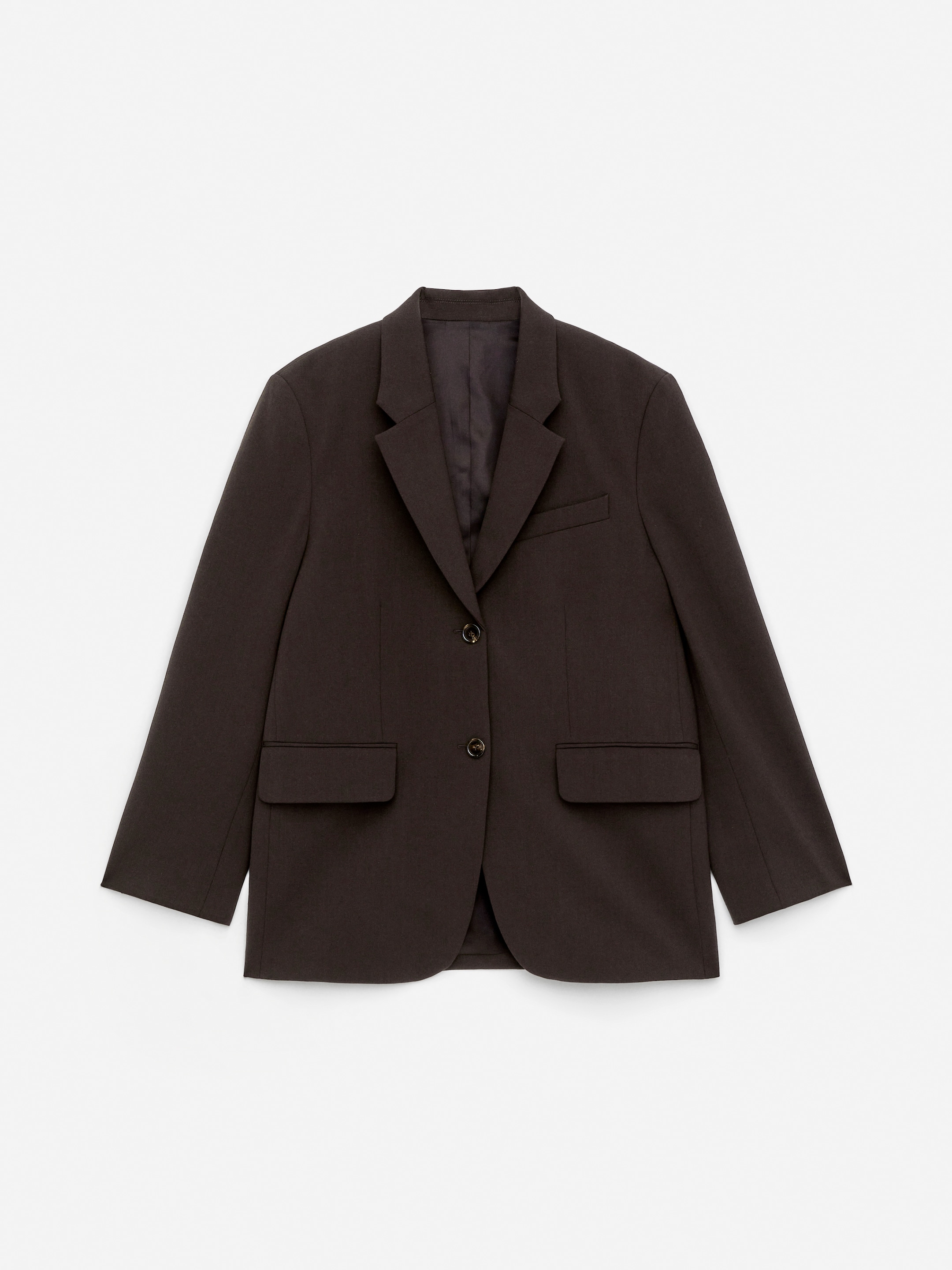 Größeres Bild anzeigen: Ein dunkelbrauner einreihiger Blazer wird von vorne präsentiert, mit einer entspannten Passform und Kerbrevers. Er zeigt einen Ein-Knopf-Verschluss, eine Leistentasche auf der linken Brust und zwei Pattentaschen an der unteren Vorderseite. Ein einzelner Rückenschlitz ist am unteren Saum sichtbar.