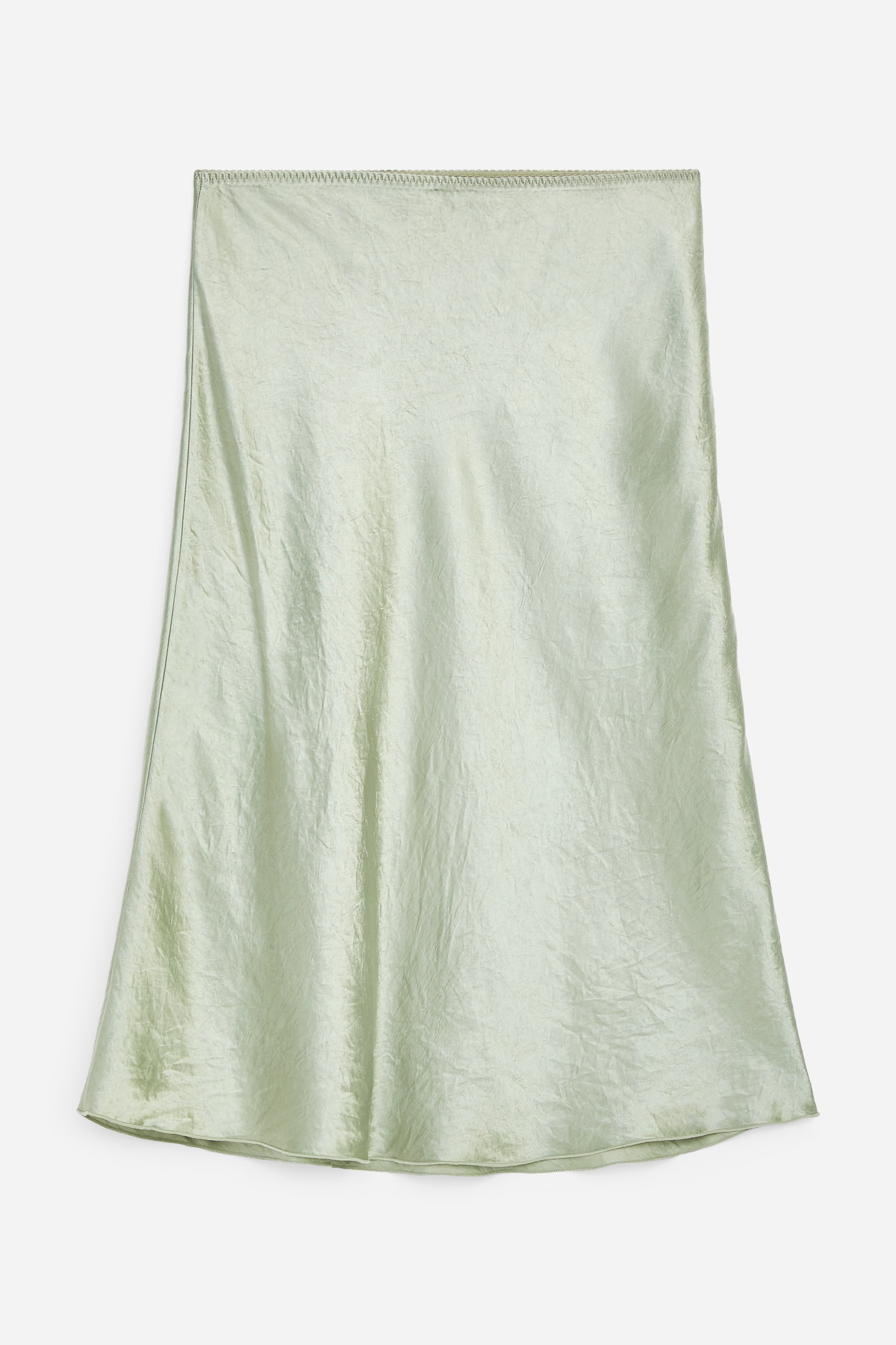 Agrandir l'image: Une jupe en satin effet froissé de couleur vert clair, avec son côté avant orienté vers l'avant. Elle présente un bord supérieur surjeté et un ourlet simple.